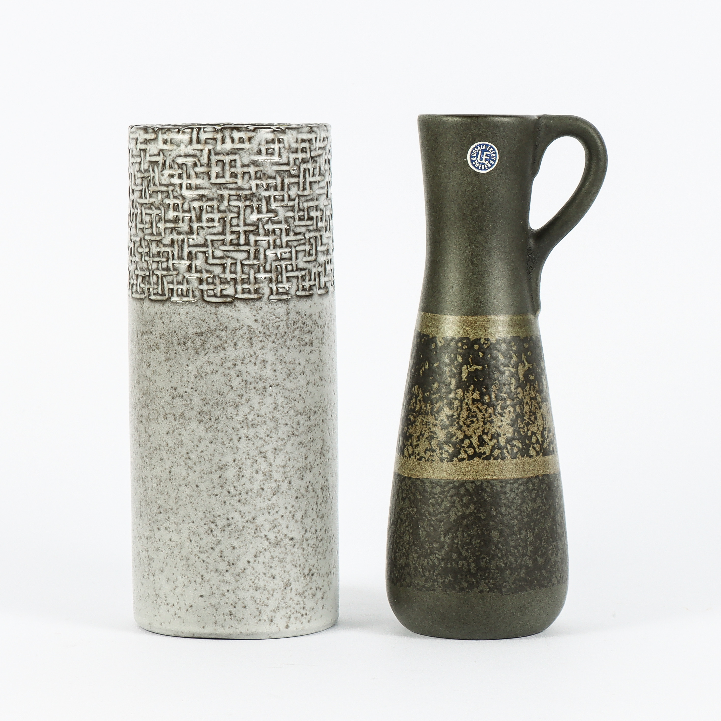 HJÖRDIS OLDFORS. Vas, "Granit", Upsala-Ekeby, 1959-62, samt vas med hänkel Upsala-Ekeby.