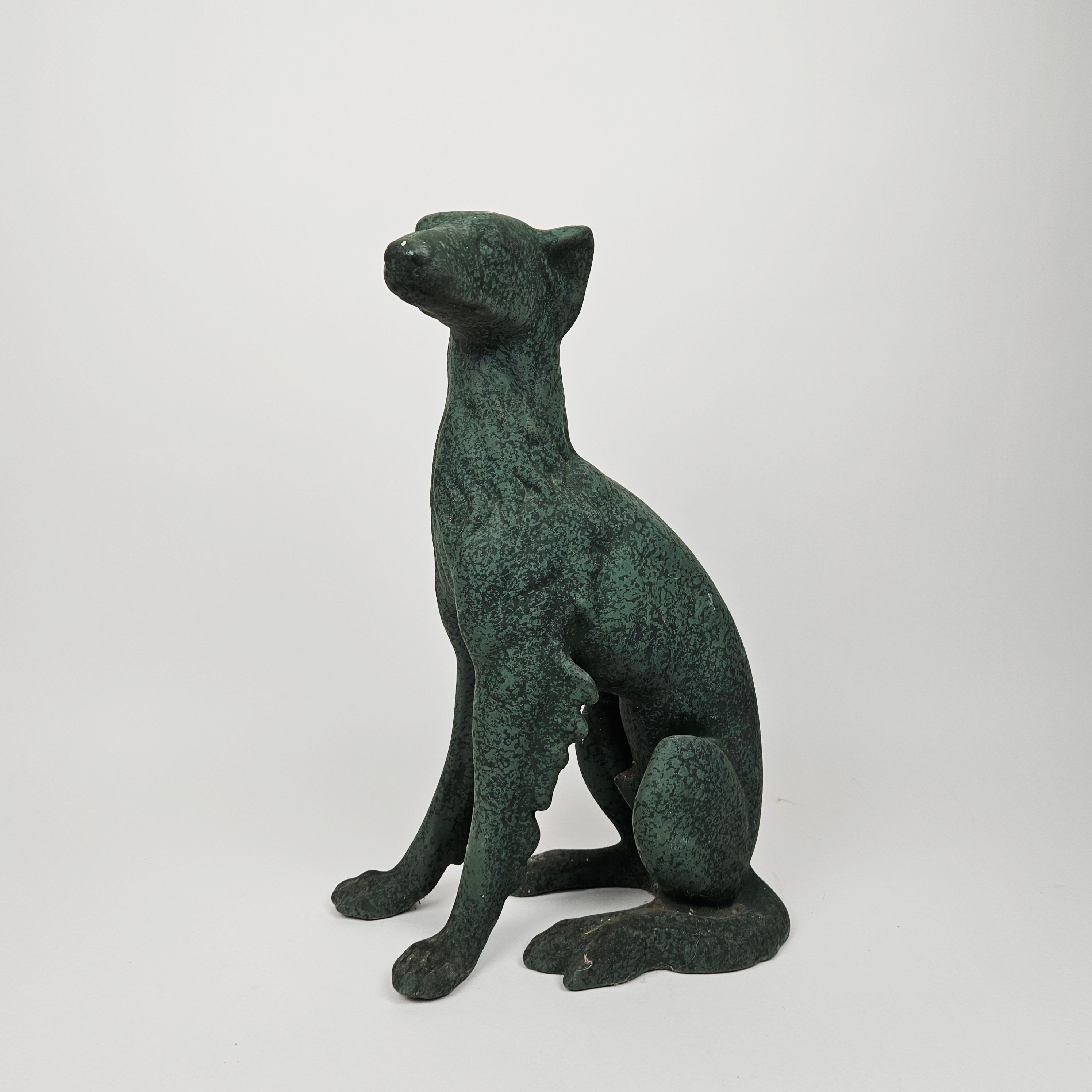 SKULPTUR. Borzoi, patinerad knstmassa.