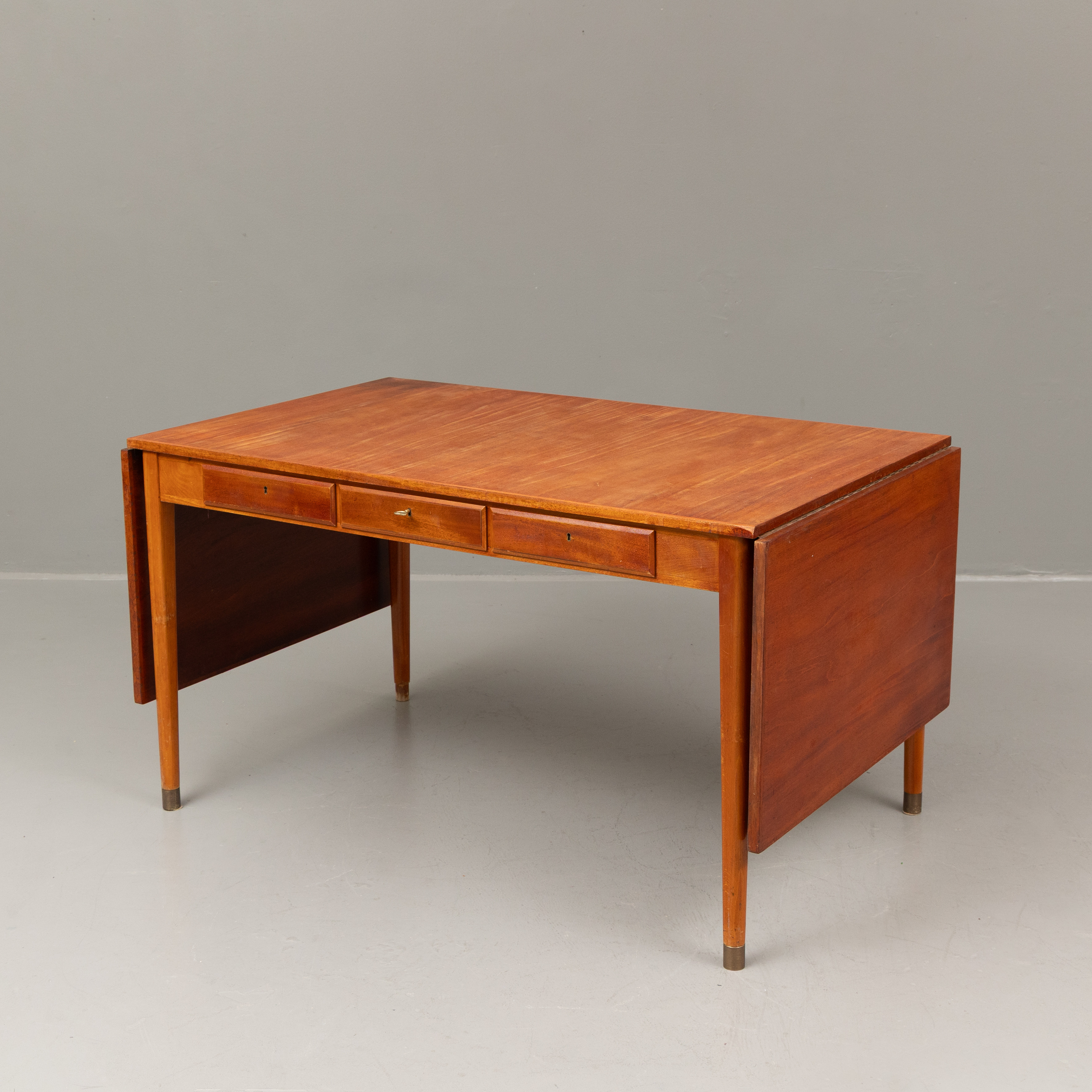 SKRIVBORD, med klaffar, teak, 1900-talets andra hälft.