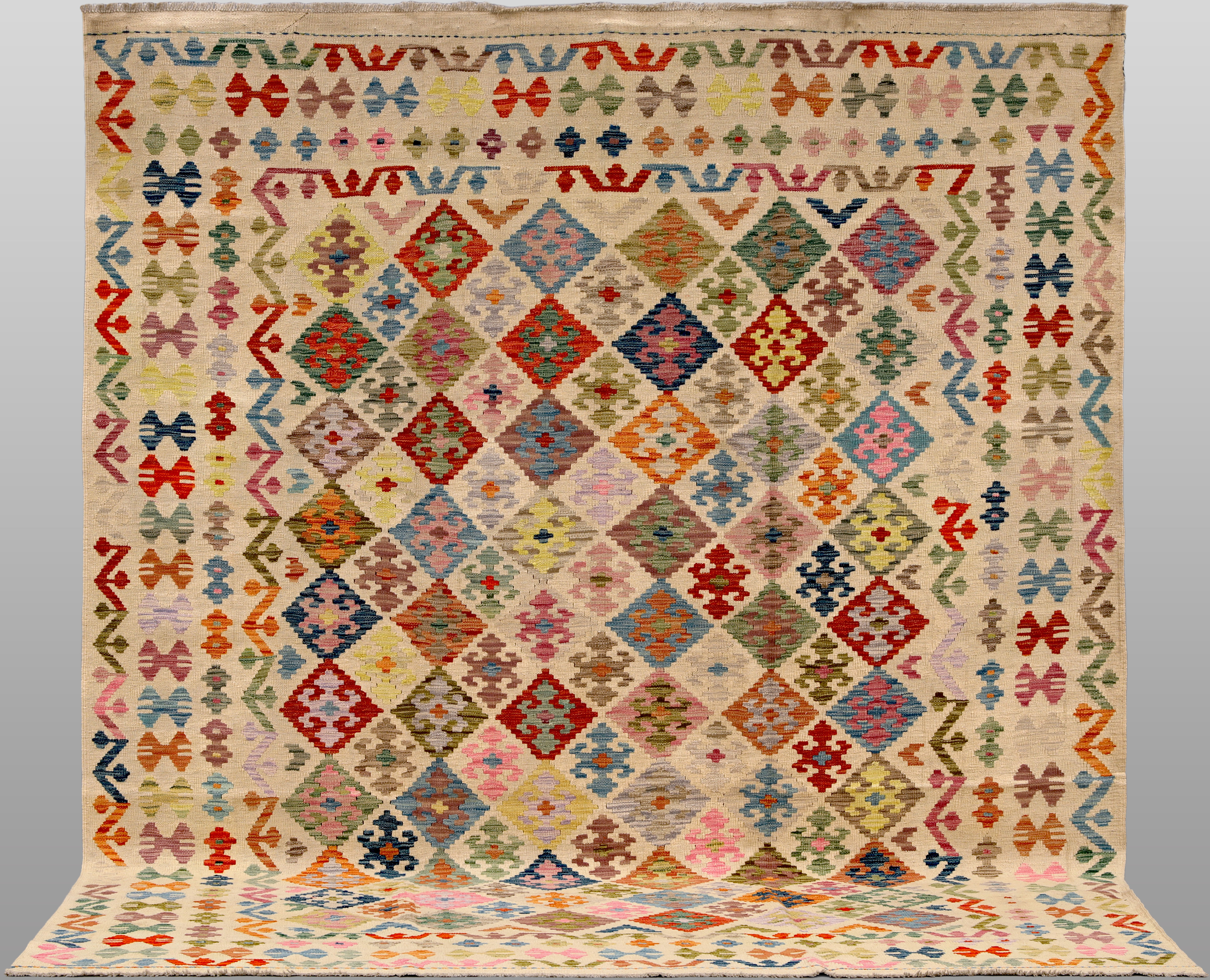 MATTA. Kelim klassisk design, 300 x 248 cm.
