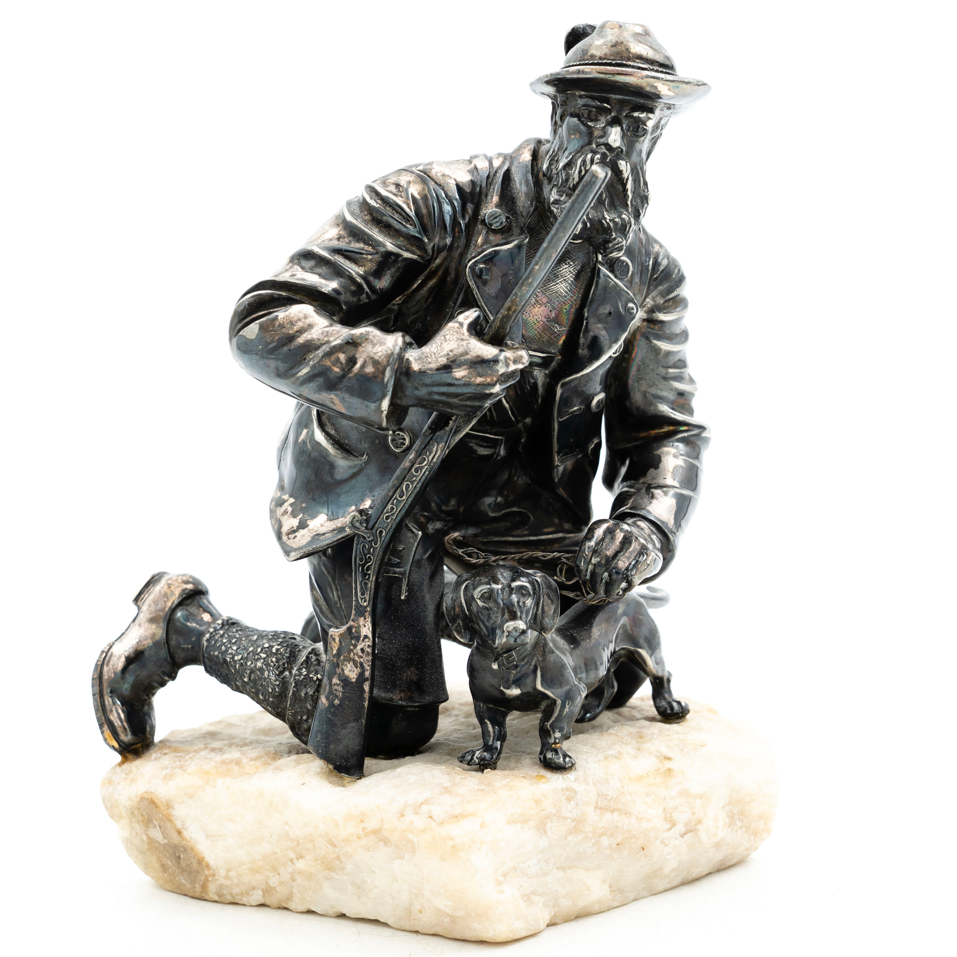 SKULPTUR. Nysilver (Jägare med hund) Stående på kvarts 1900-tal.