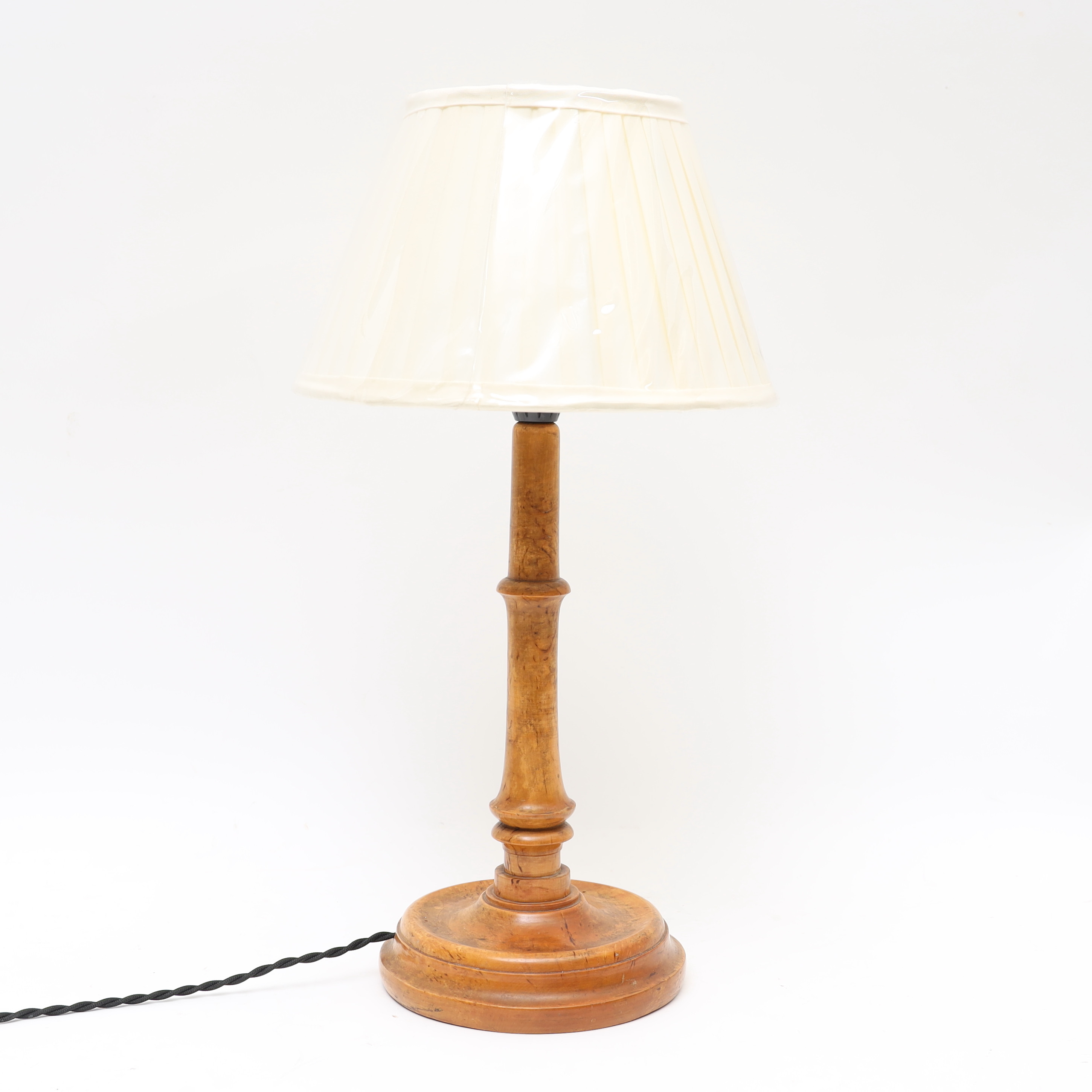 BORDSLAMPA, tidigt 1900-tal, stomme i björkrot, textil skärm.