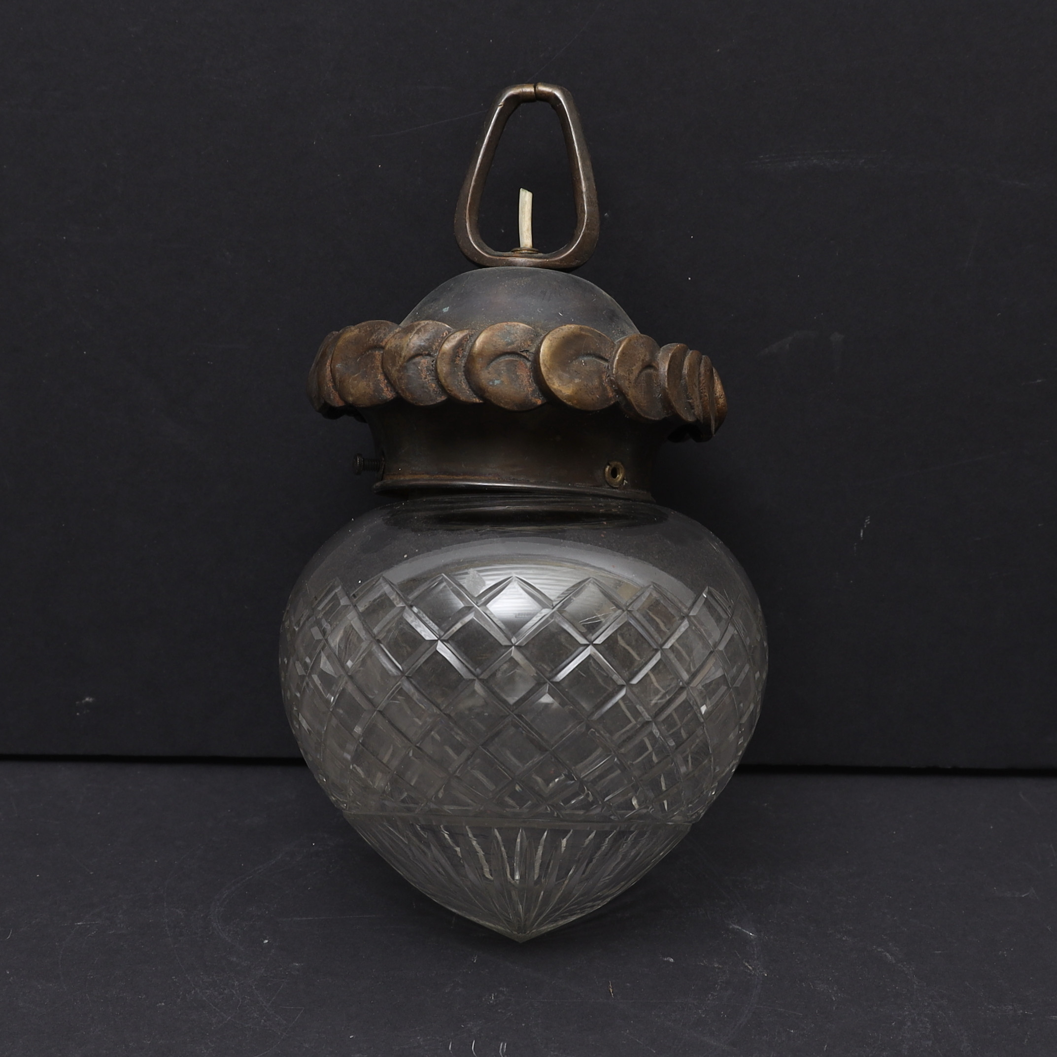 TAKLAMPA, tidigt 1900-tal, jugend, fäste i brons, kupa i slipat glas.