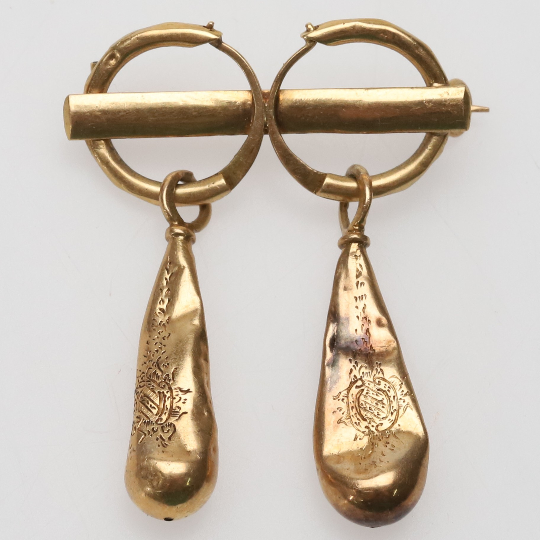 Brosch av omgjorda örhängen, guld, 18k.