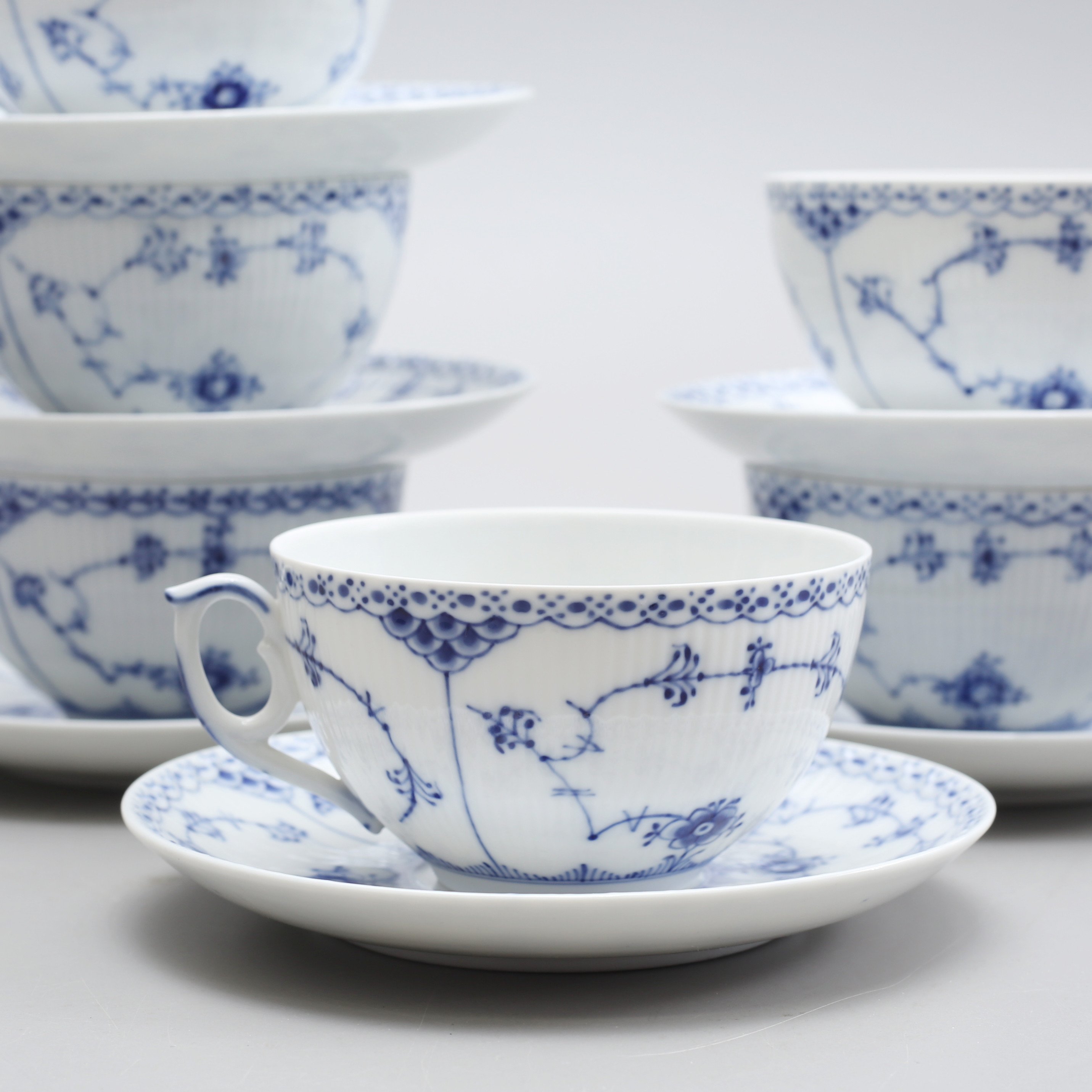 TEKOPPAR med FAT, 6 st, porslin, "Musselmalet", Royal Copenhagen.