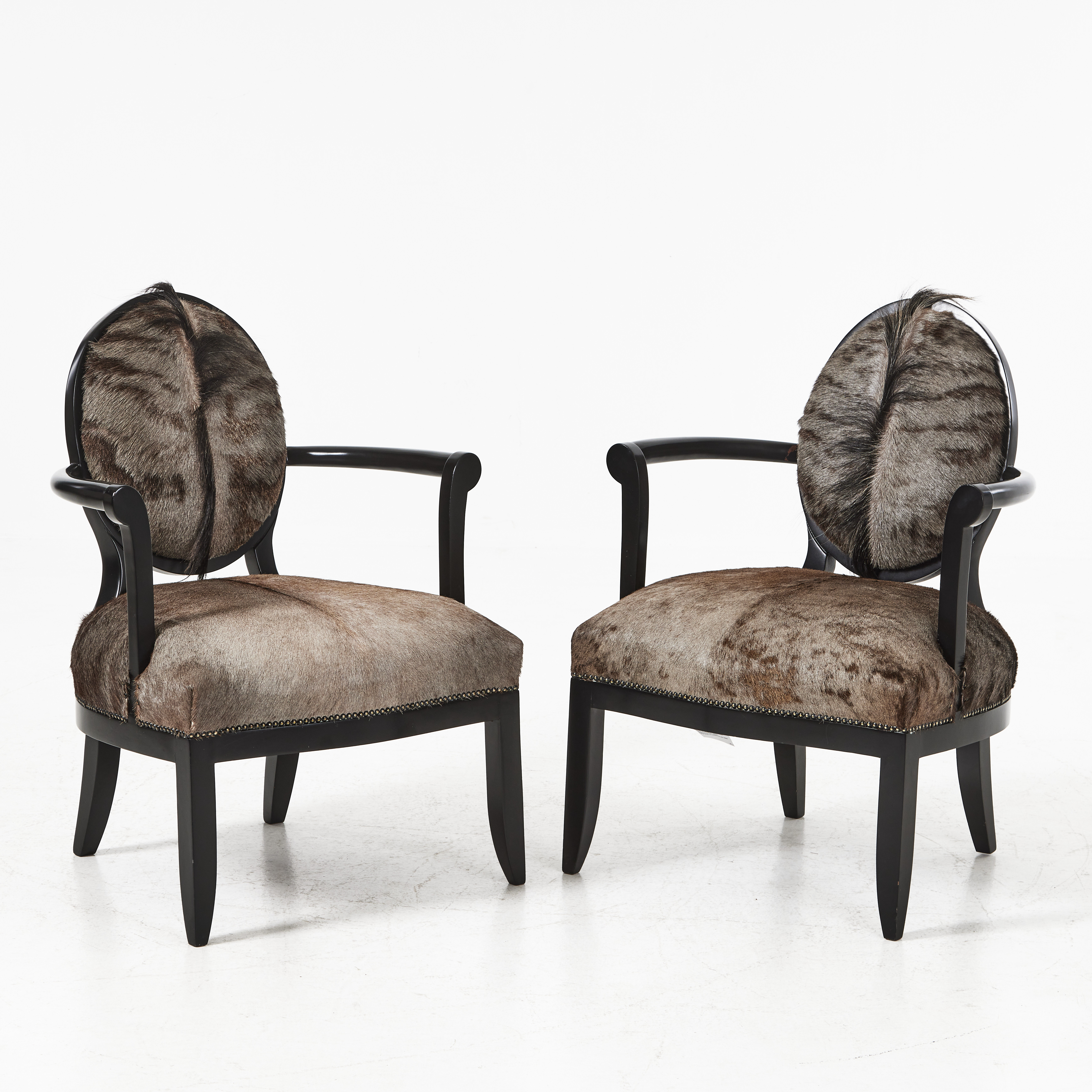 KARMSTOLAR, 1 par, "Wildebeest Hide Manhattan Chair", Ngala Trading, Sydafrika.