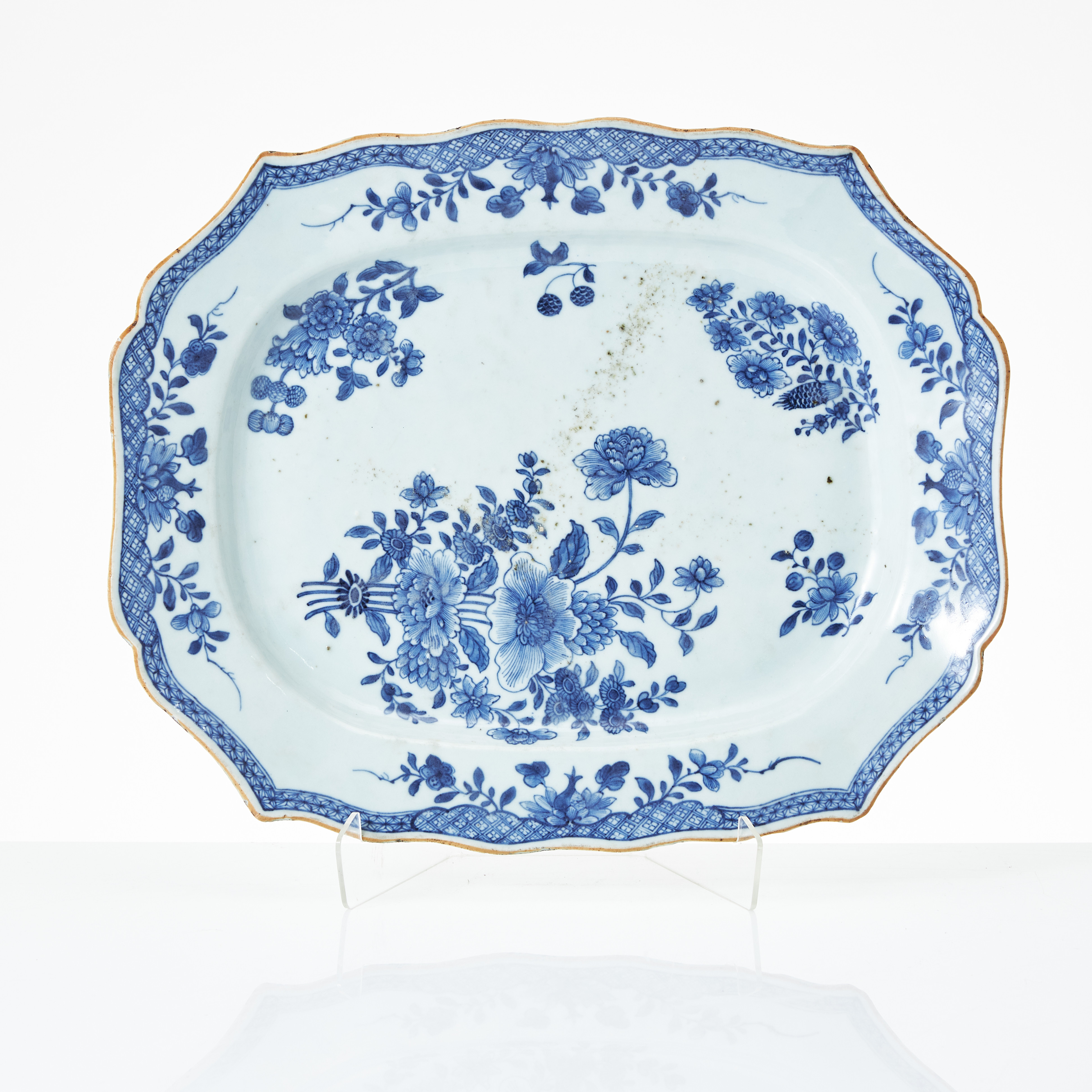 UPPLÄGGNINGSFAT, Kina, Qianlong, porslin, konturerat brätte med dekor av blommor i underglasyrblått.