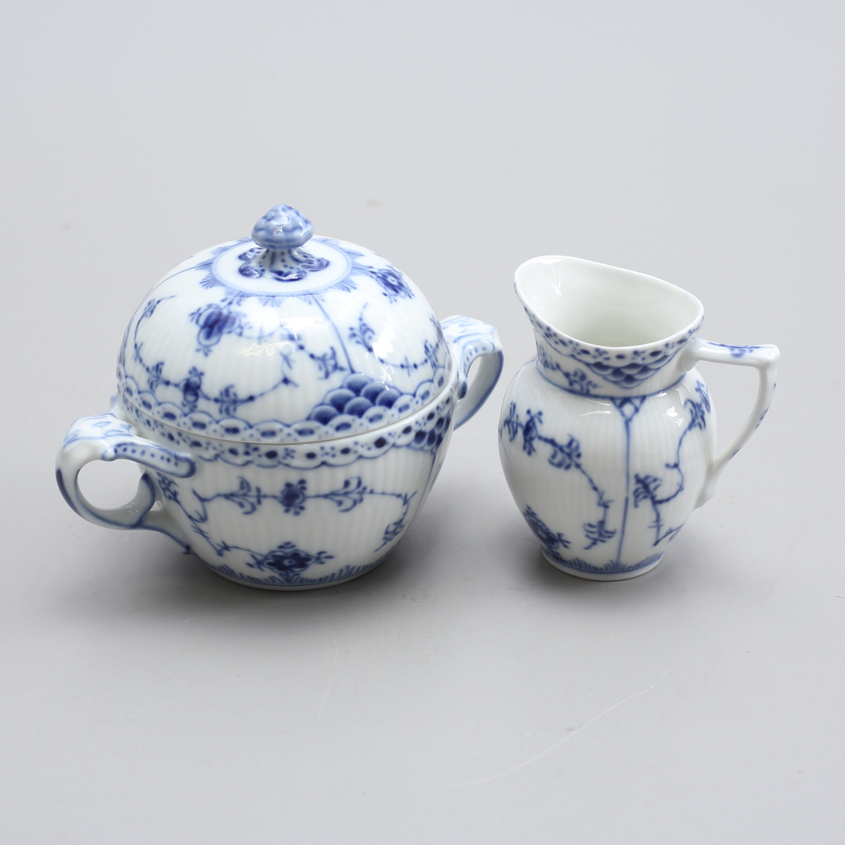 SOCKERSKÅL samt GRÄDDKANNA, porslin, "Musselmalet", Royal Copenhagen.