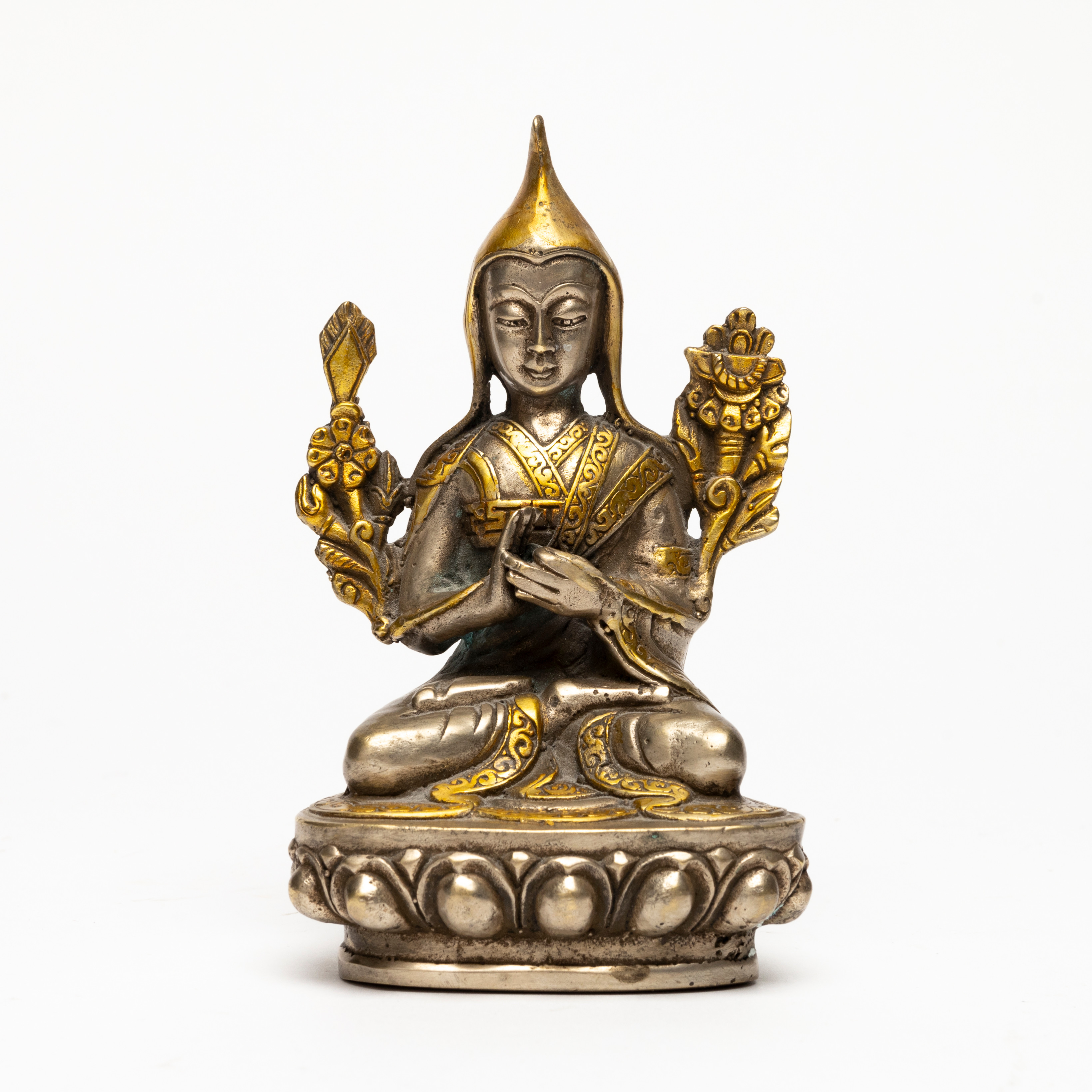 FIGURIN, vitmetall, sittande lama, föreställande Tsongkhapa, 1900-tal.