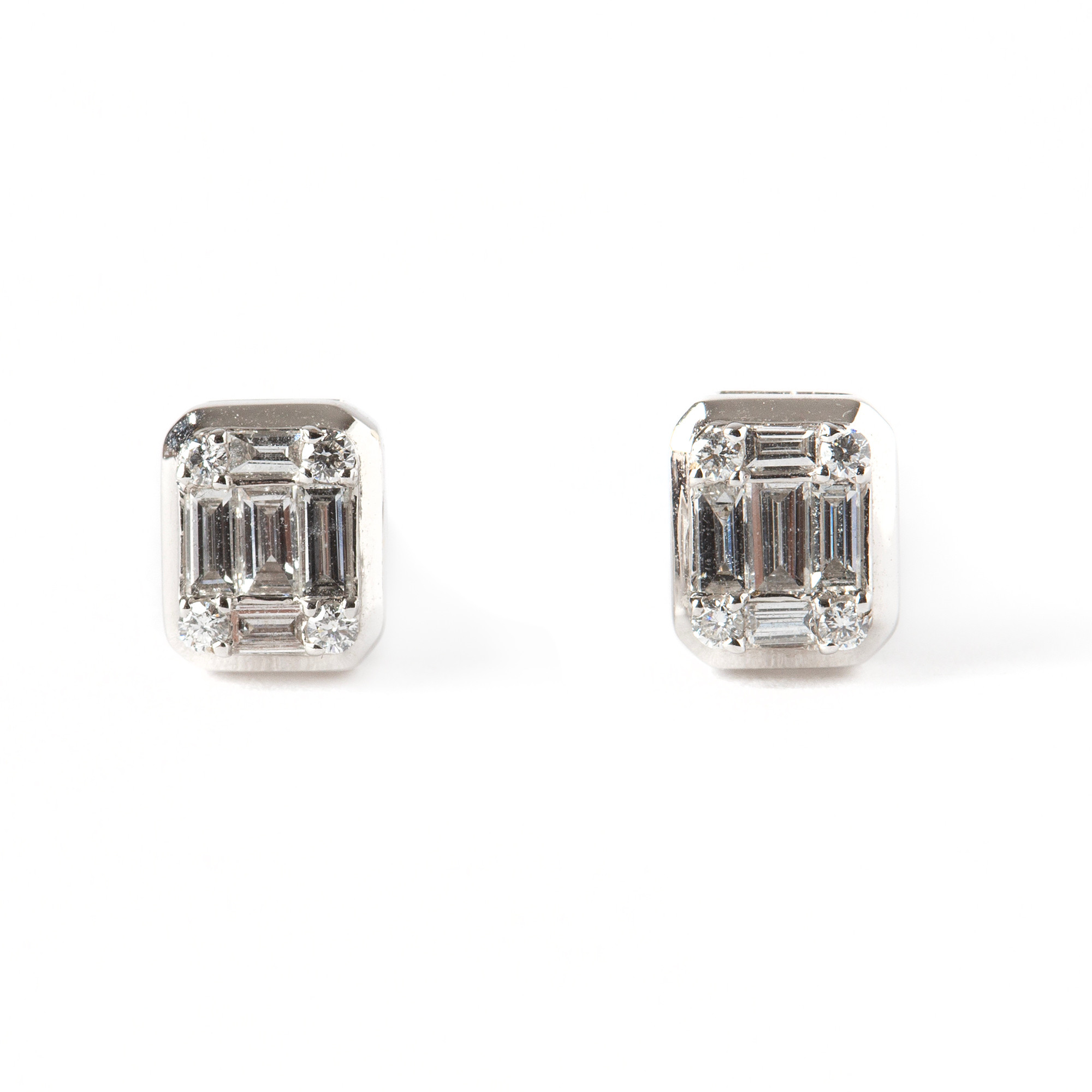 ÖRHÄNGEN, 18K vitguld med briljant- och baguetteslipade diamanter, totalt ca 0.35 ct.