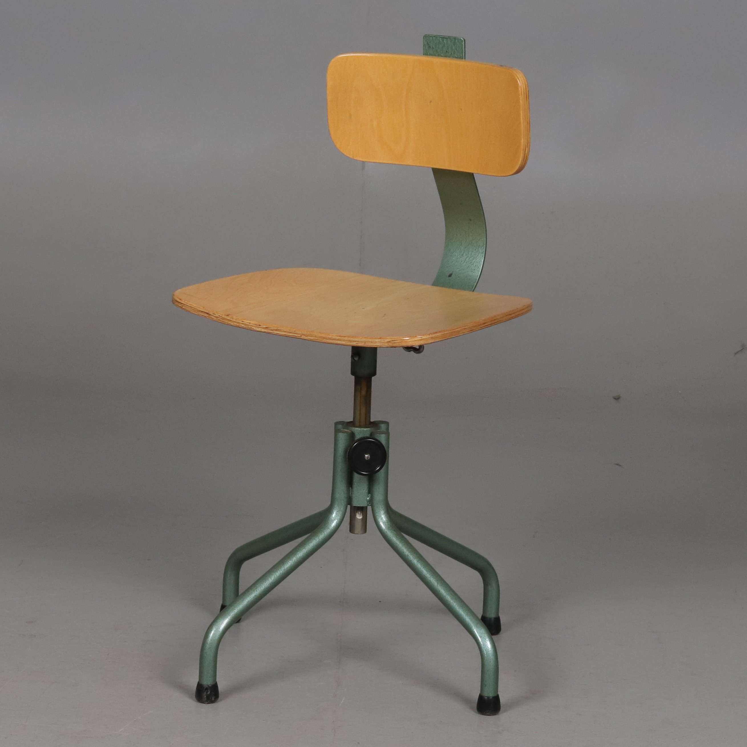 SKRIVBORDSSTOL. Stål och trä, industridesign, omkring 1900-talets mitt.