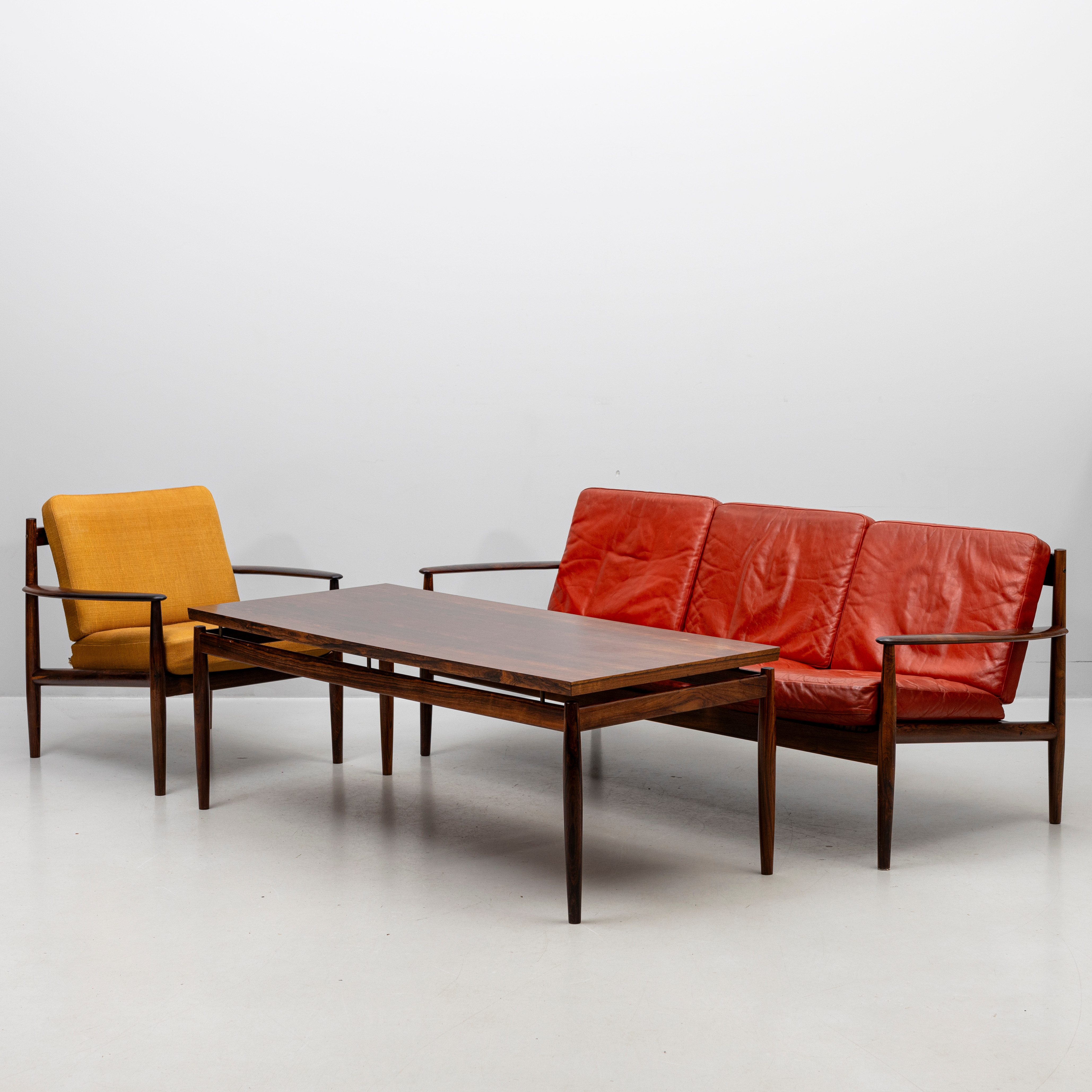 GRETE JALK. Soffgrupp, 3 delar, jakaranda, läder, textil, brickmärkta, France & Son, Danmark, 1960-tal.
