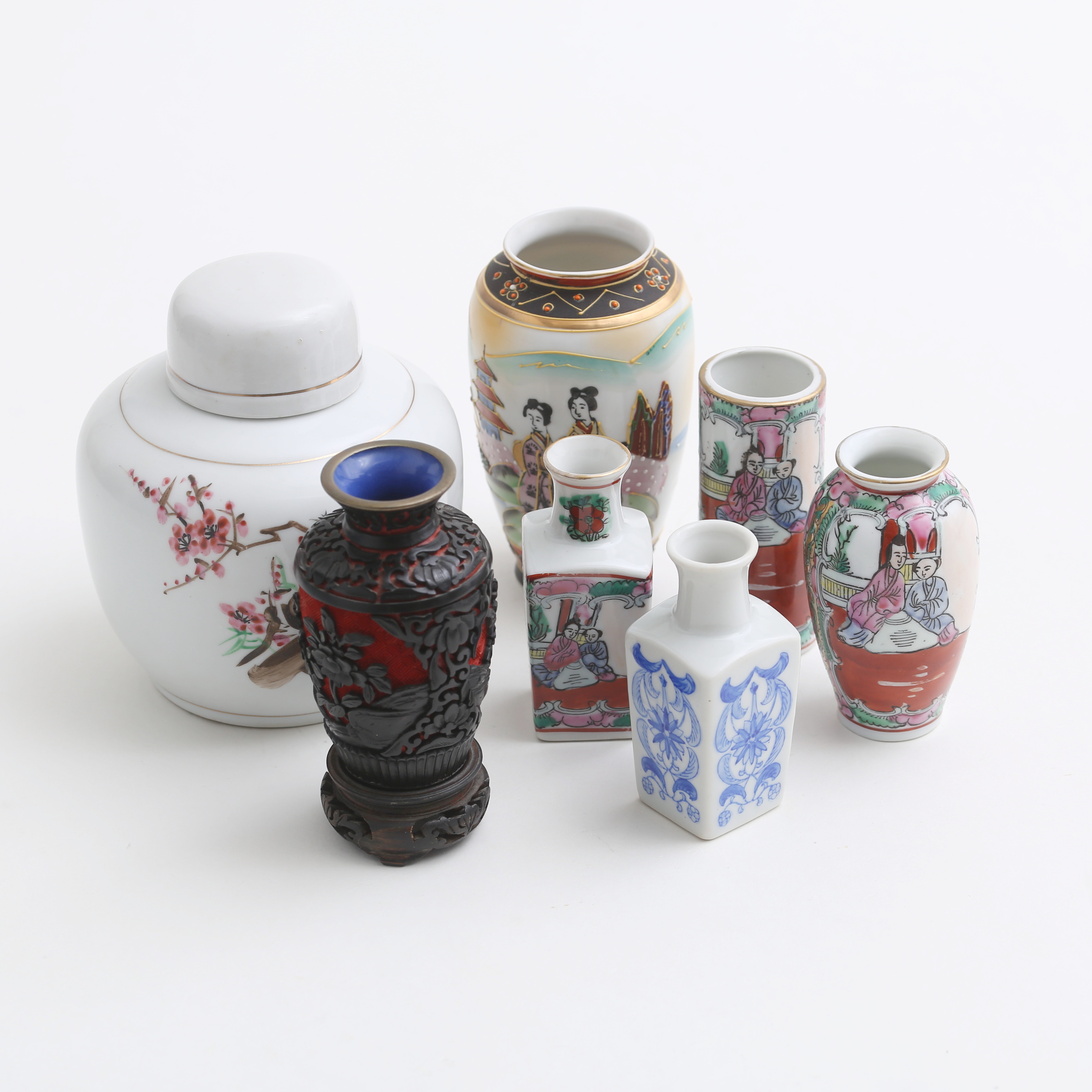 ASIATISKT PORSLIN, 7 delar, vaser samt lockurna, Japan/Kina.