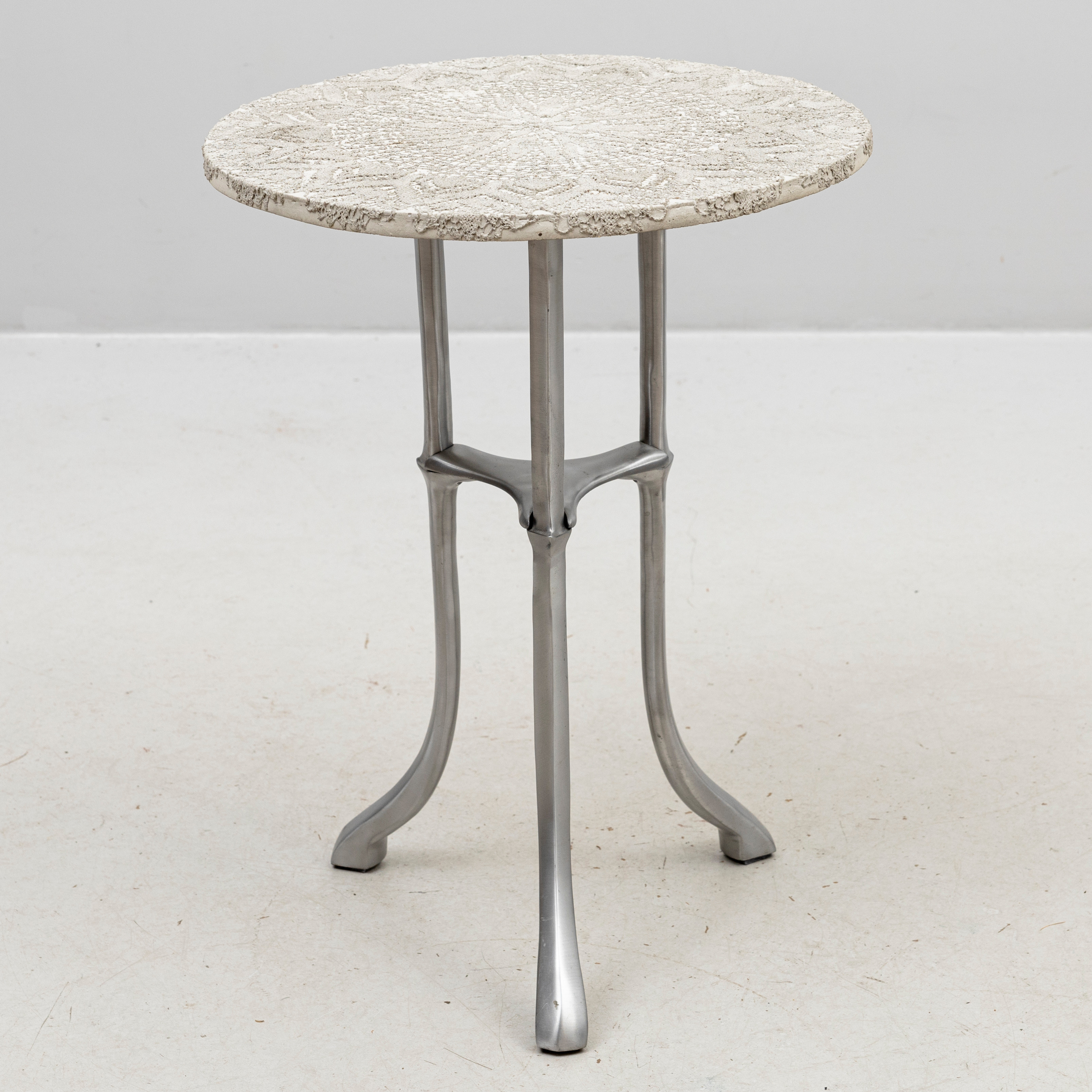 TOVE ADMAN. Cafébord, betong och aluminium, samtida.