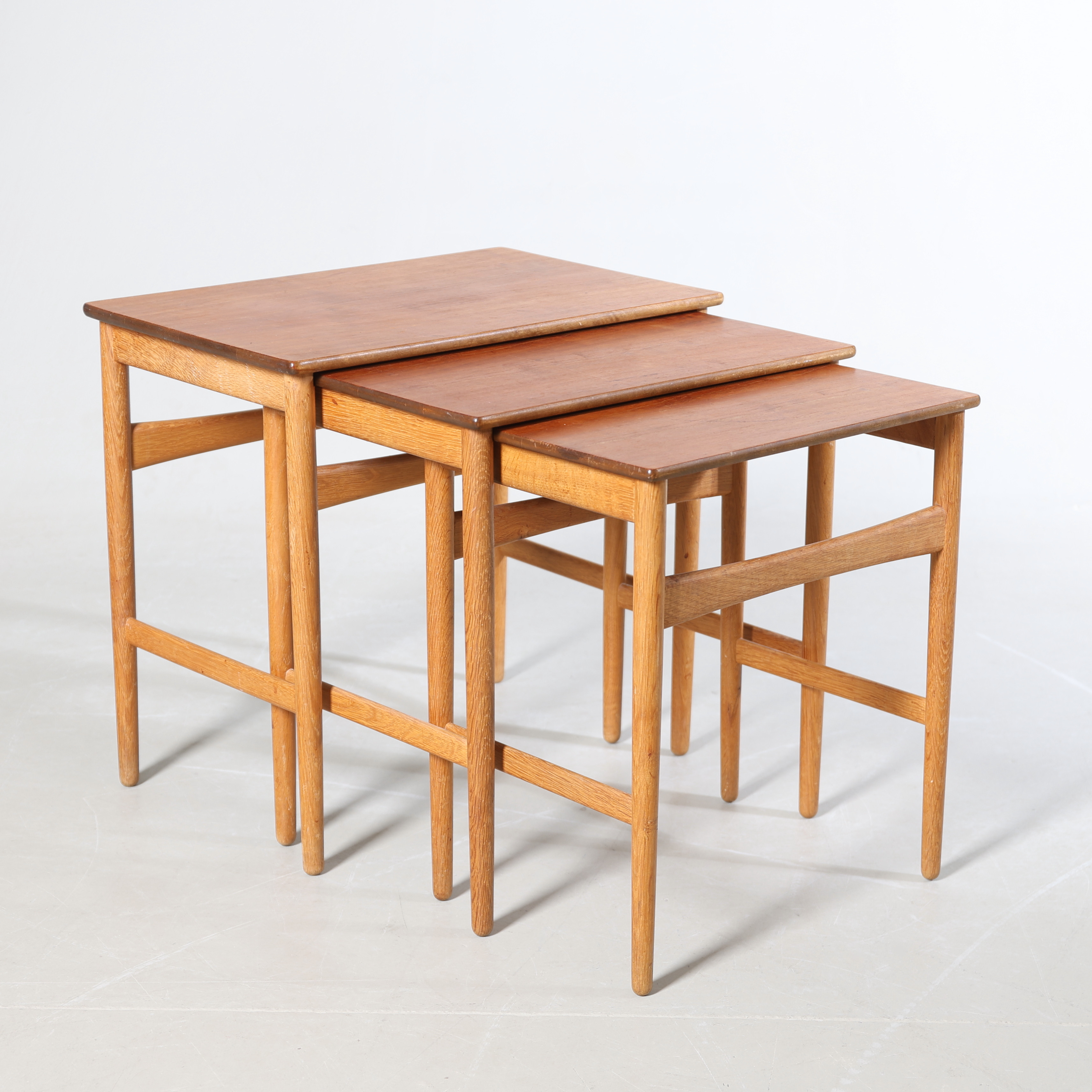 HANS J WEGNER. Satsbord, 3 delar, teak och ek, Danmark, 1900-tal, brännmärkt.