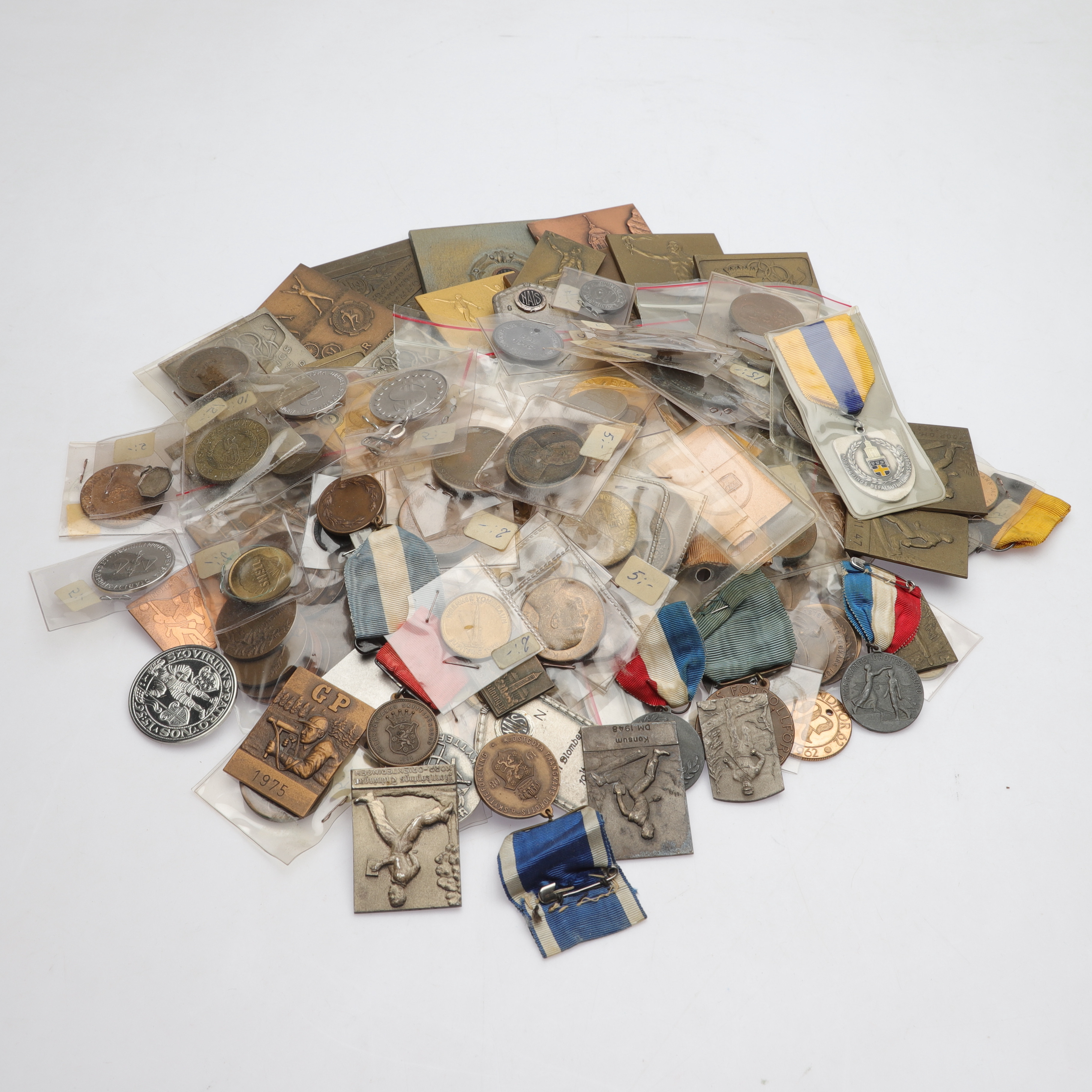 PARTI PLAKETTER-/MEDALJER, olika material, 1900-tal.