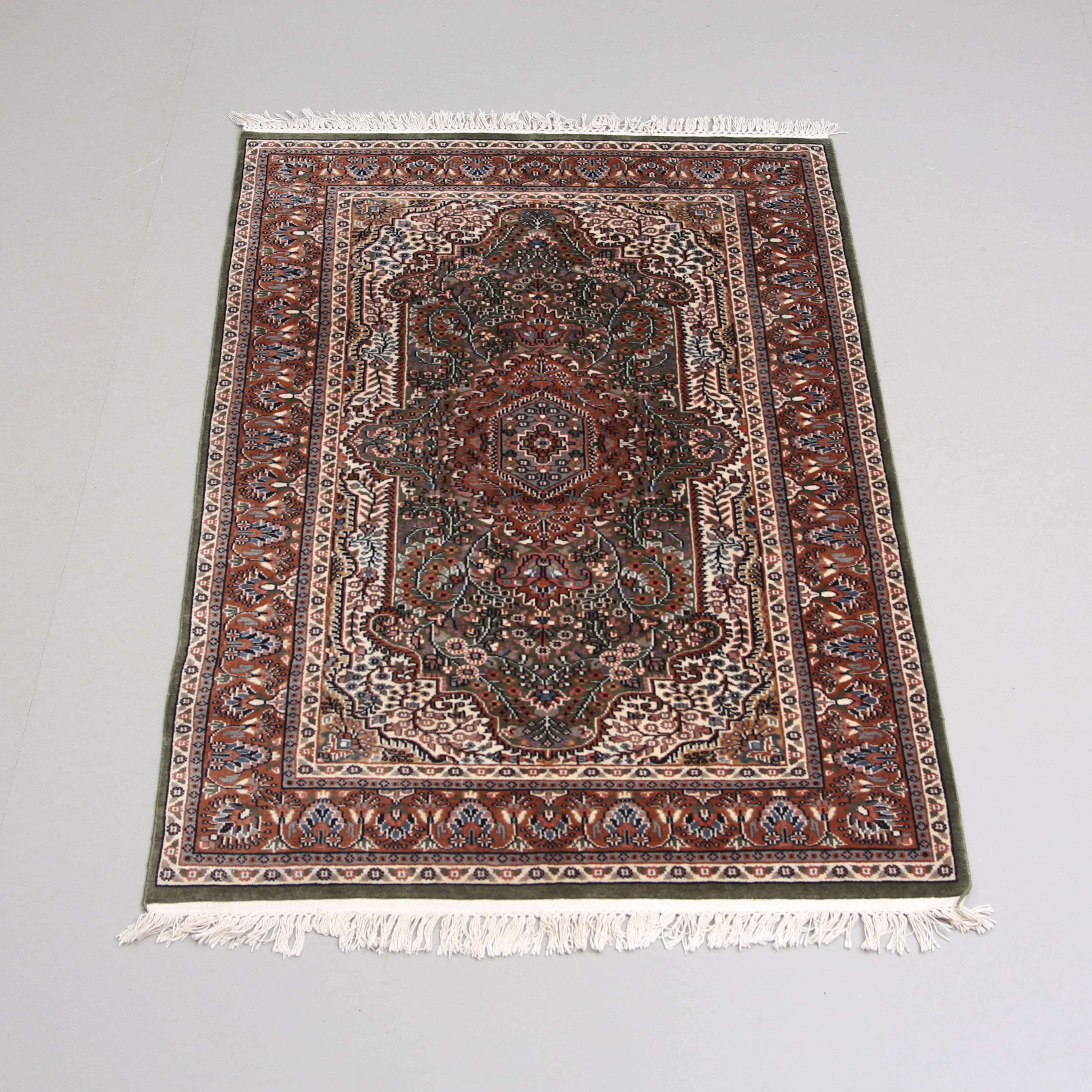 ORIENTALISK MATTA, grön botten, storlek ca 180 x 120 cm.