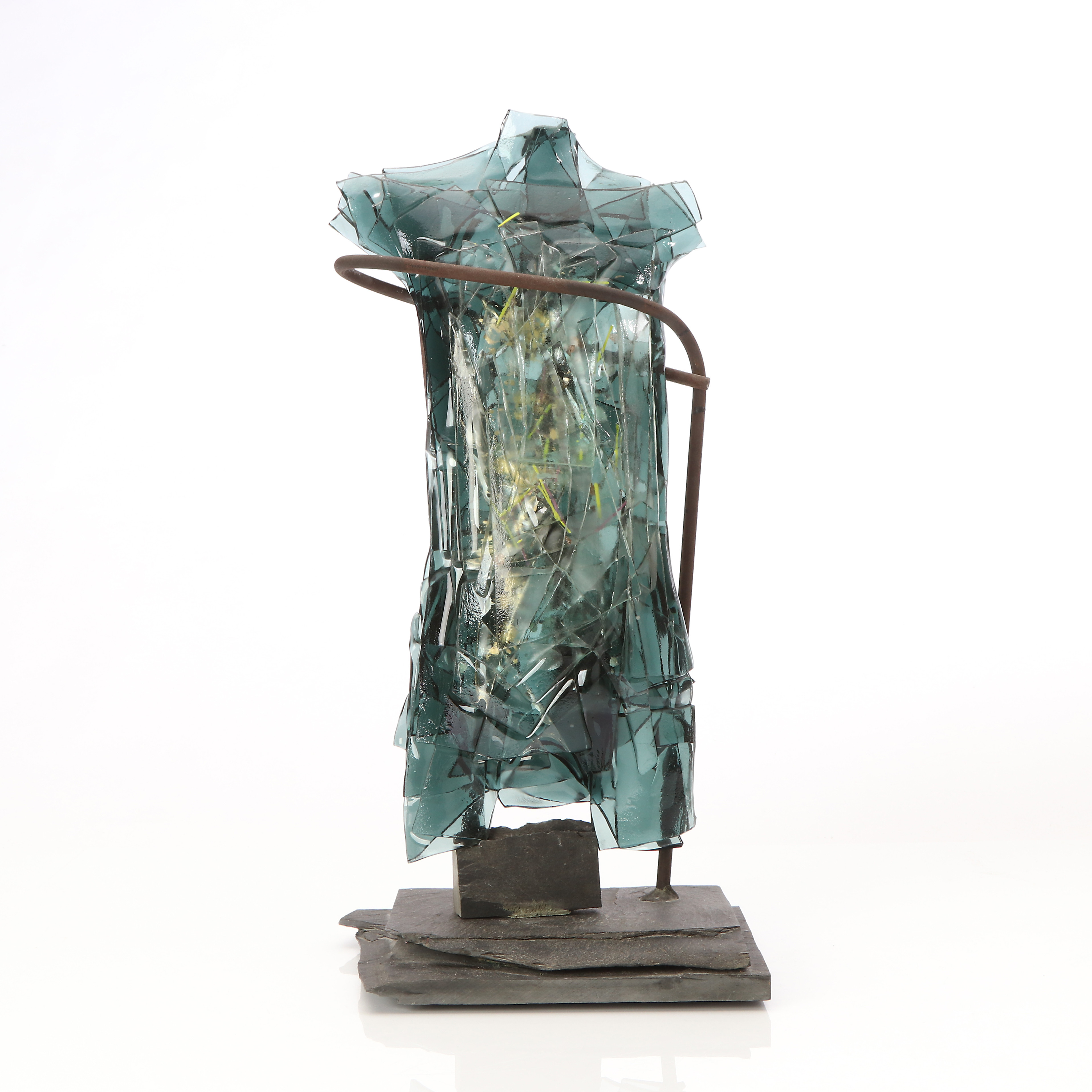 NILS HOLMQUIST. SKULPTUR. Glas på sockel av smide och skiffer. "Torso Noir". Signerad.