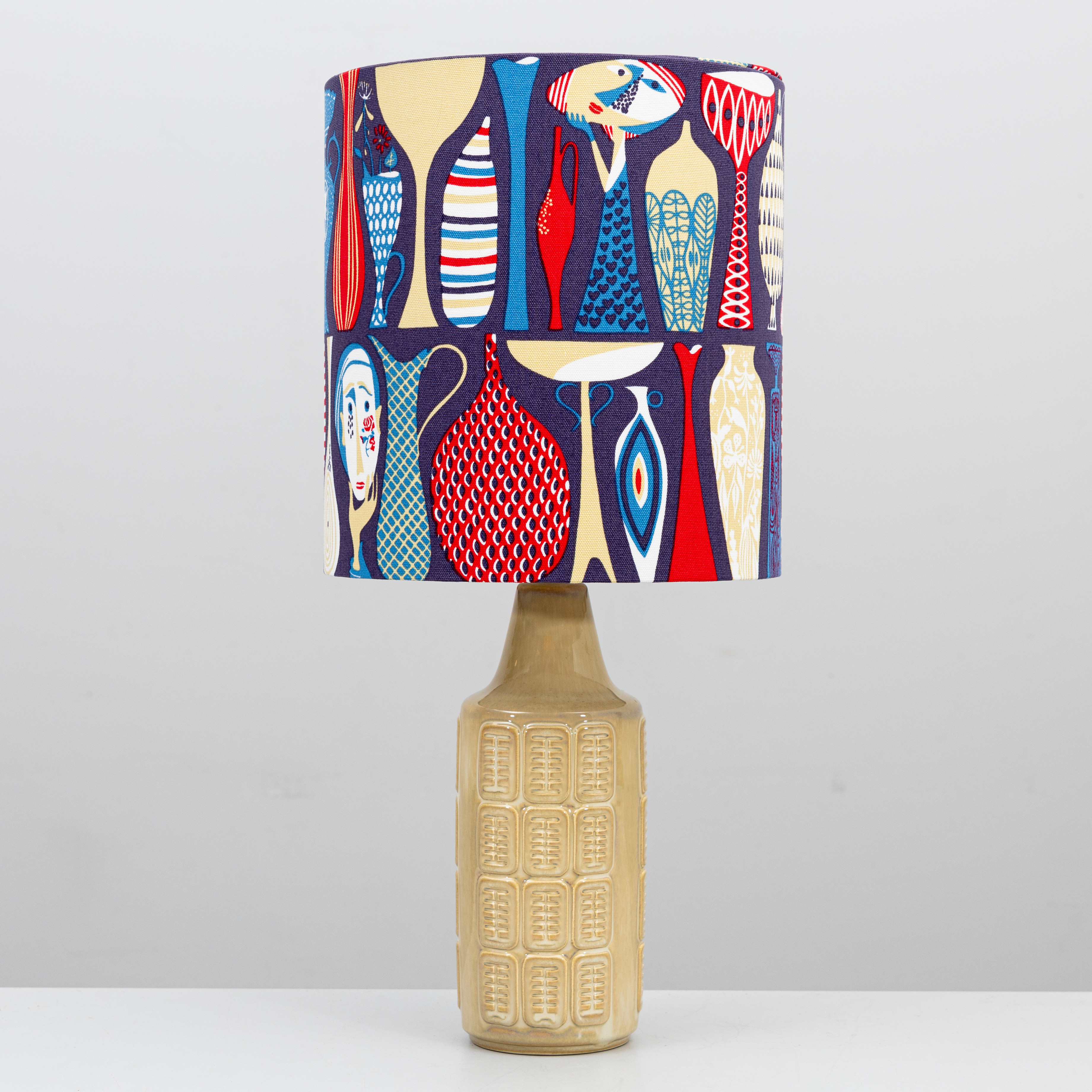 BORDSLAMPA, stengods, Desirée Stentöj, Söholm, Danmark, 1950/60-tal och skärm i tyg "Pottery" formgivet 1940-tal av Stig Lindberg.