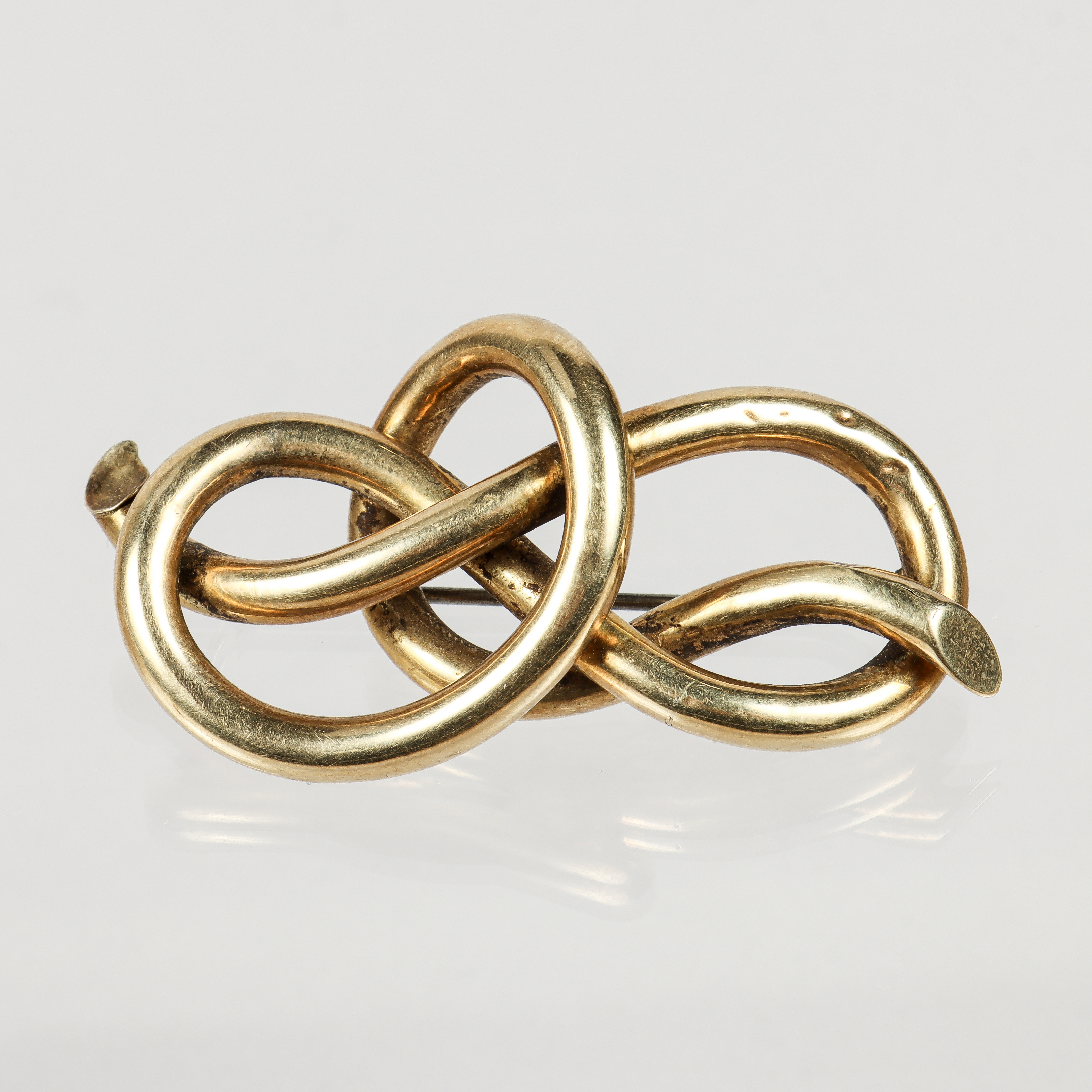 BROSCH, 14k guld i form av knut.