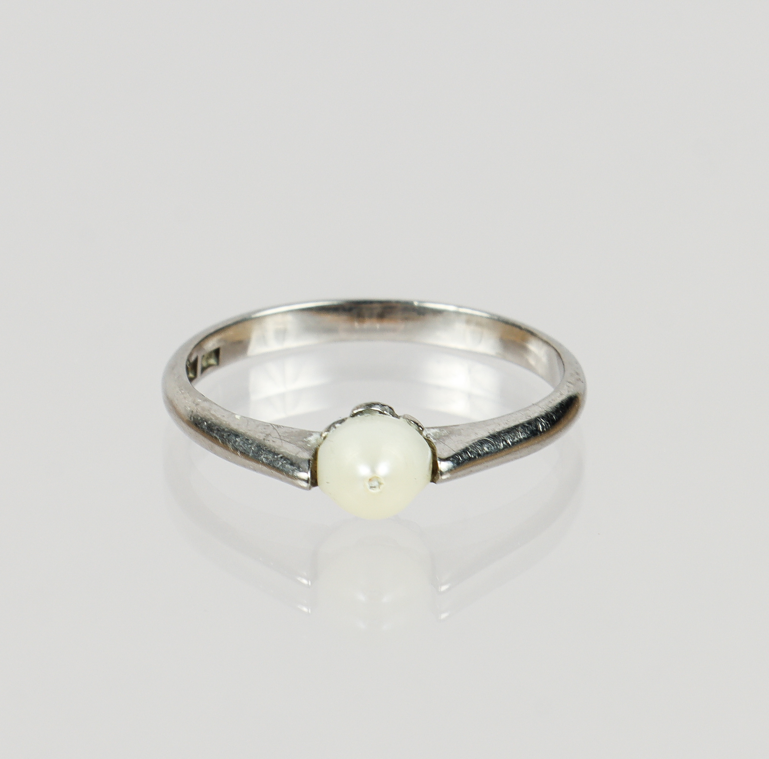 RING, 18k vitguld med odlad pärla.