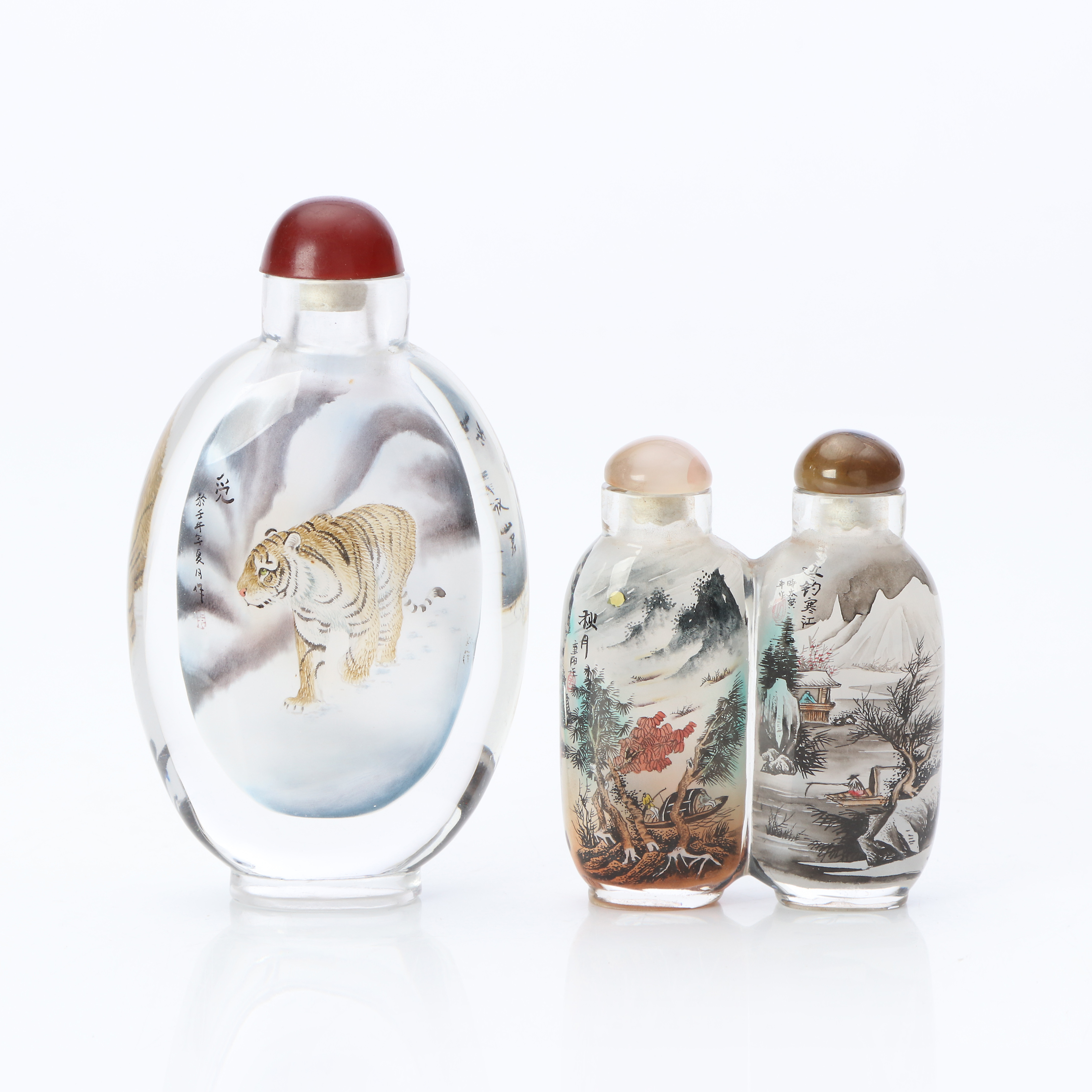 SNUSFLASKOR, EN DUBBEL SAMT EN ENKEL. Glas med invändigt bemålad dekor. Kina, 1900-tal.