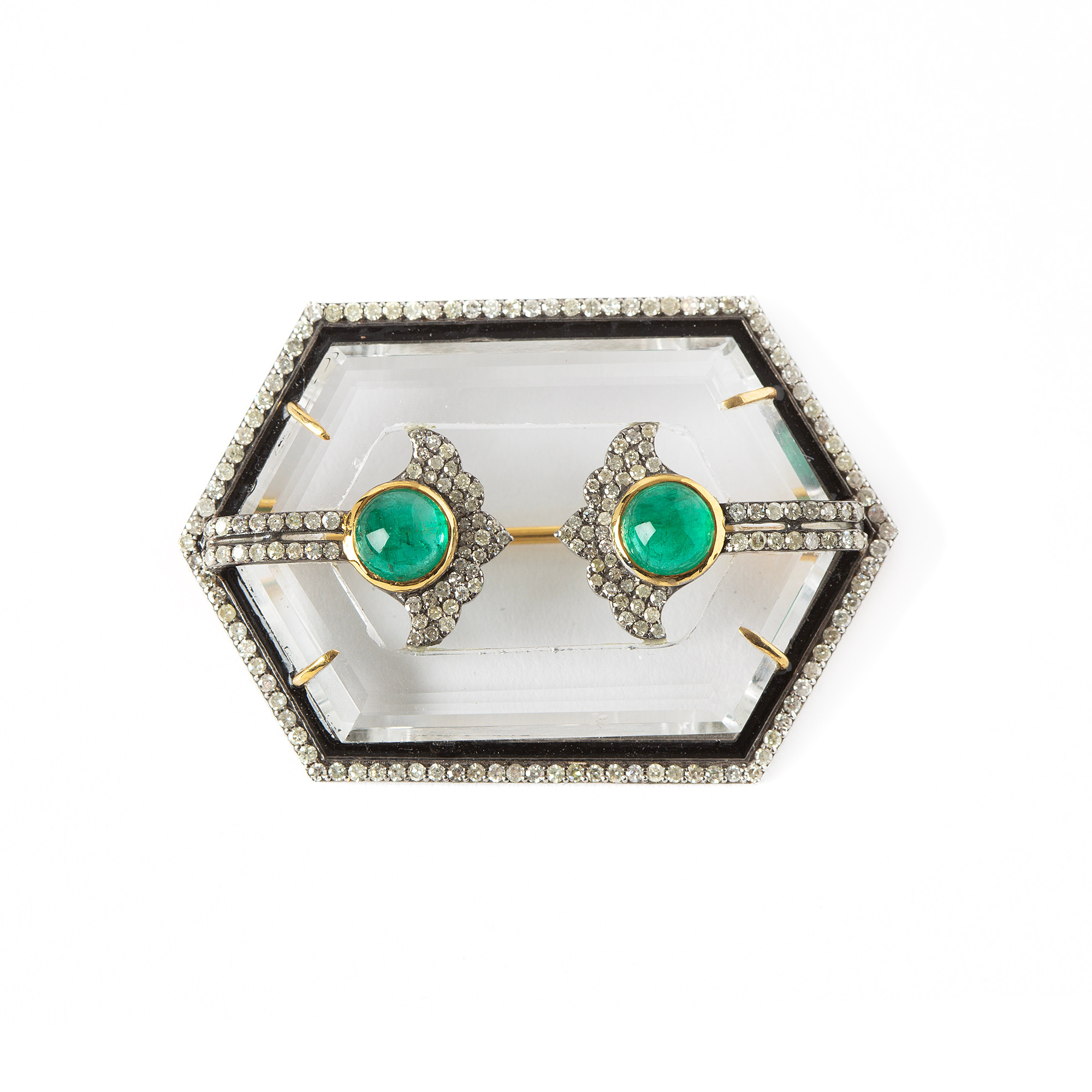 BROSCH, 14K guld och silver med fasettslipad bergkristall ca 29.72 ct, cabochonslipade smaragder ca 1.94 ct samt åttkantslipade diamanter, totalt ca 1.35 ct.