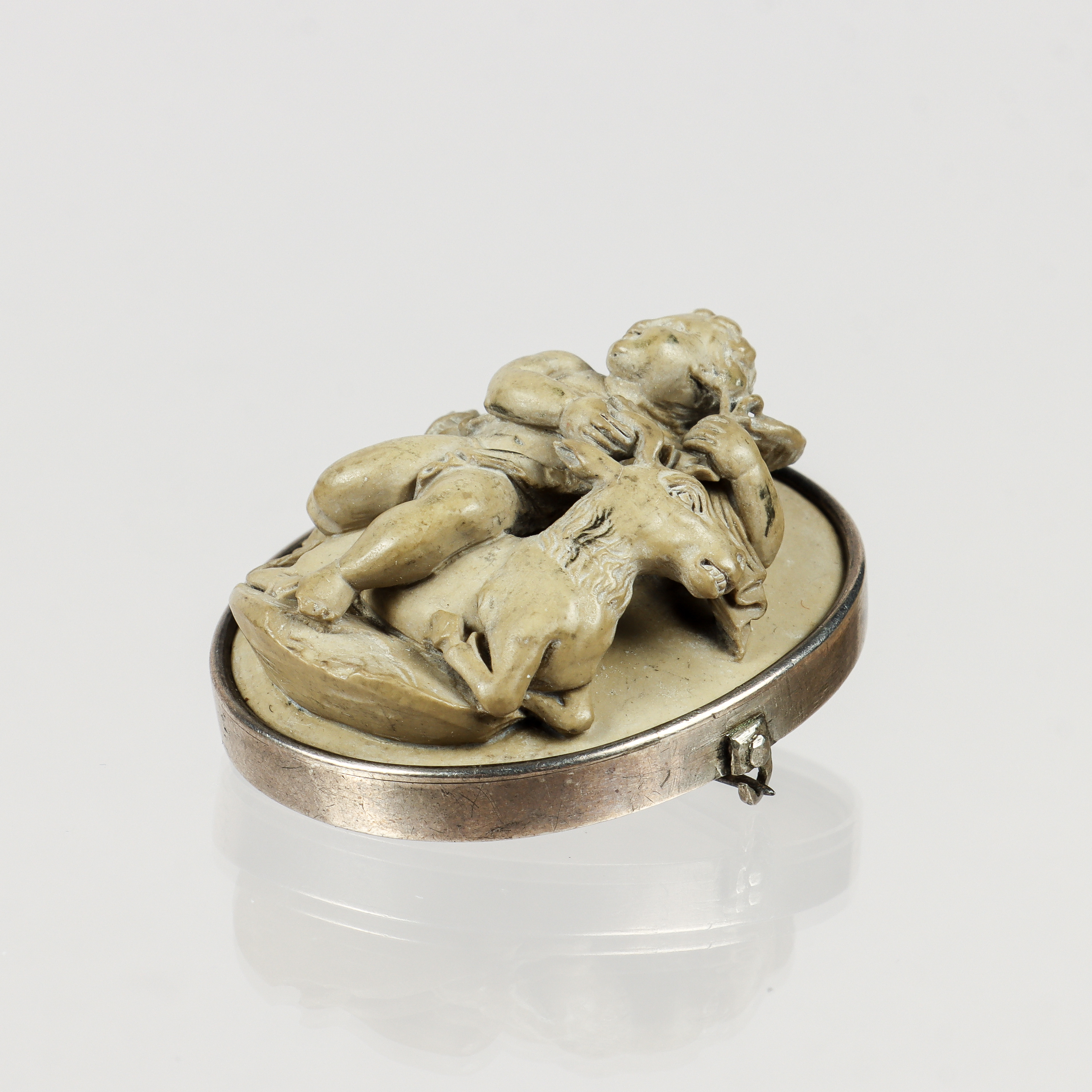 BROSCH, lavakamé infattad i silver, 1800-tal.
