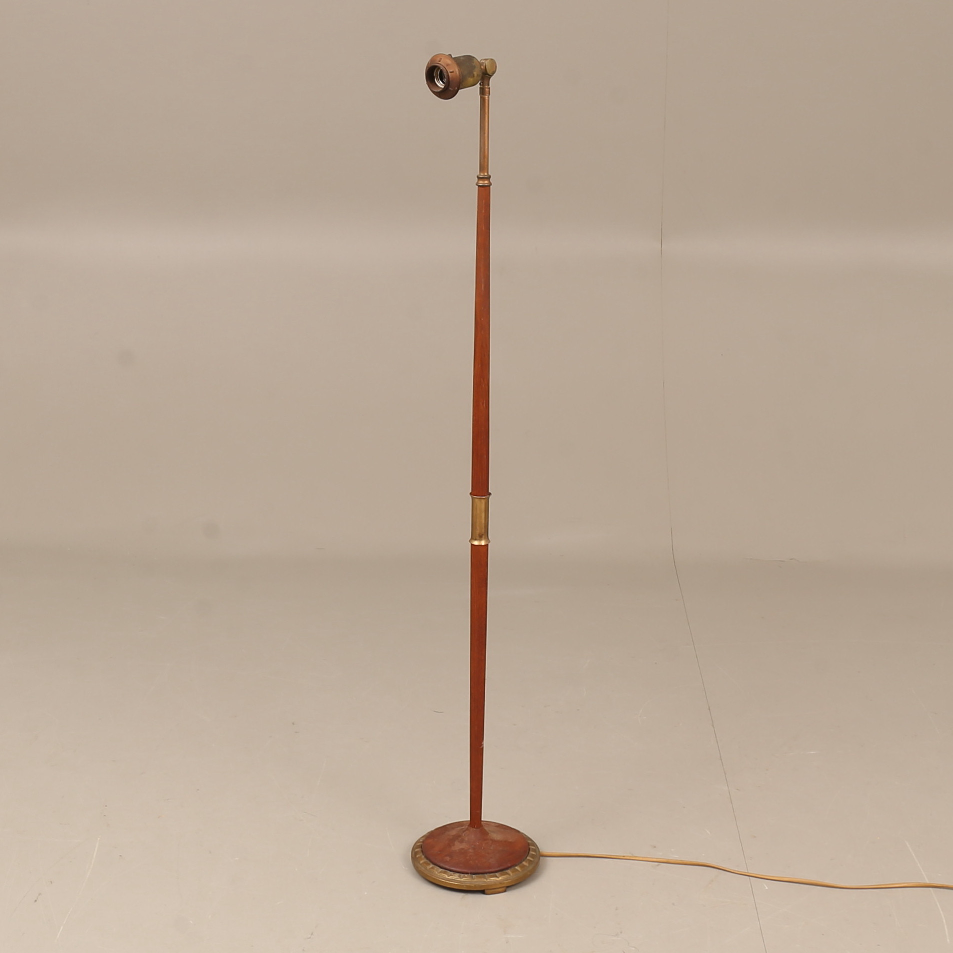GOLVLAMPA, teak, mässing, 1950/60-tal.