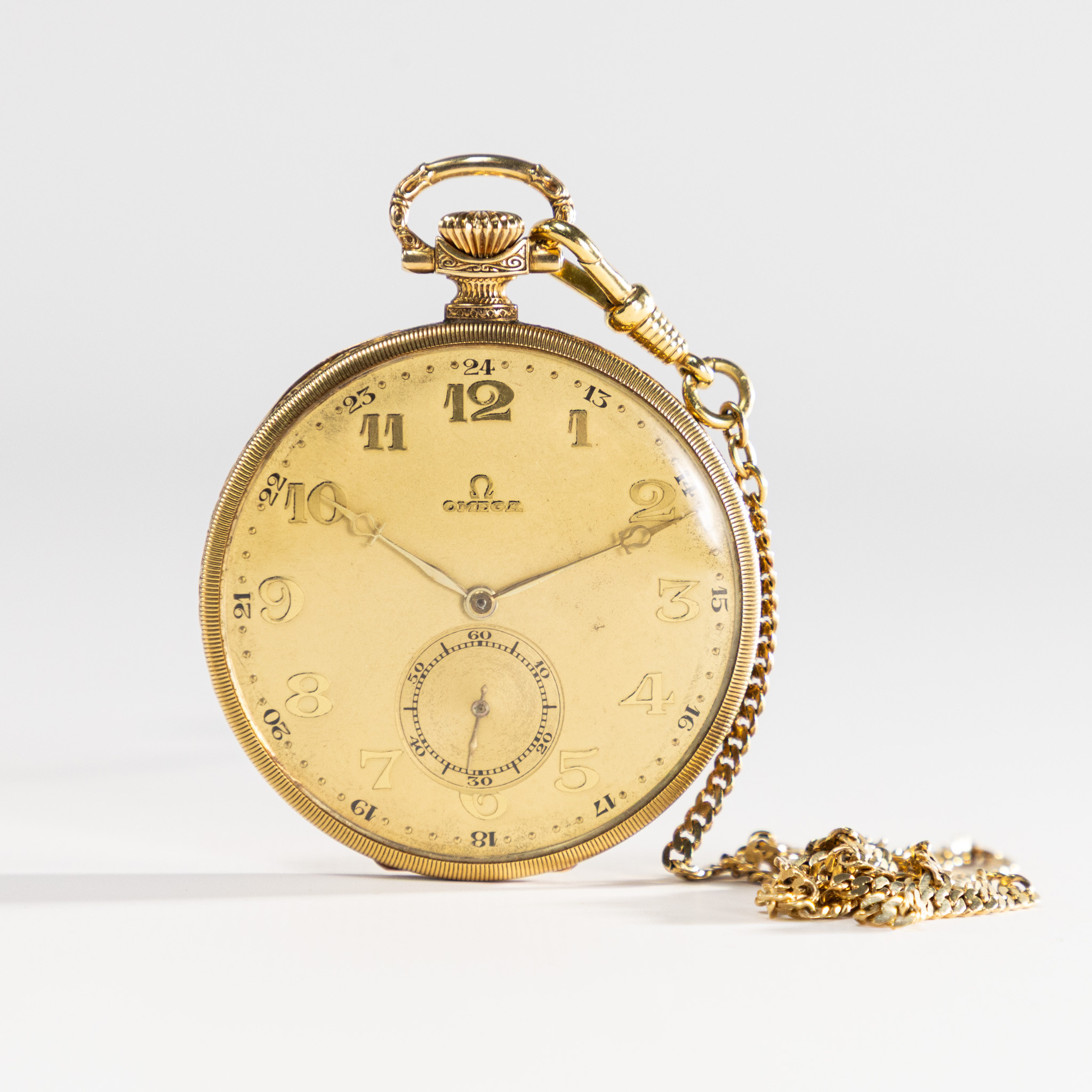 FICKUR. Omega, 49 mm, 14k guld, kedja i 14k guld.