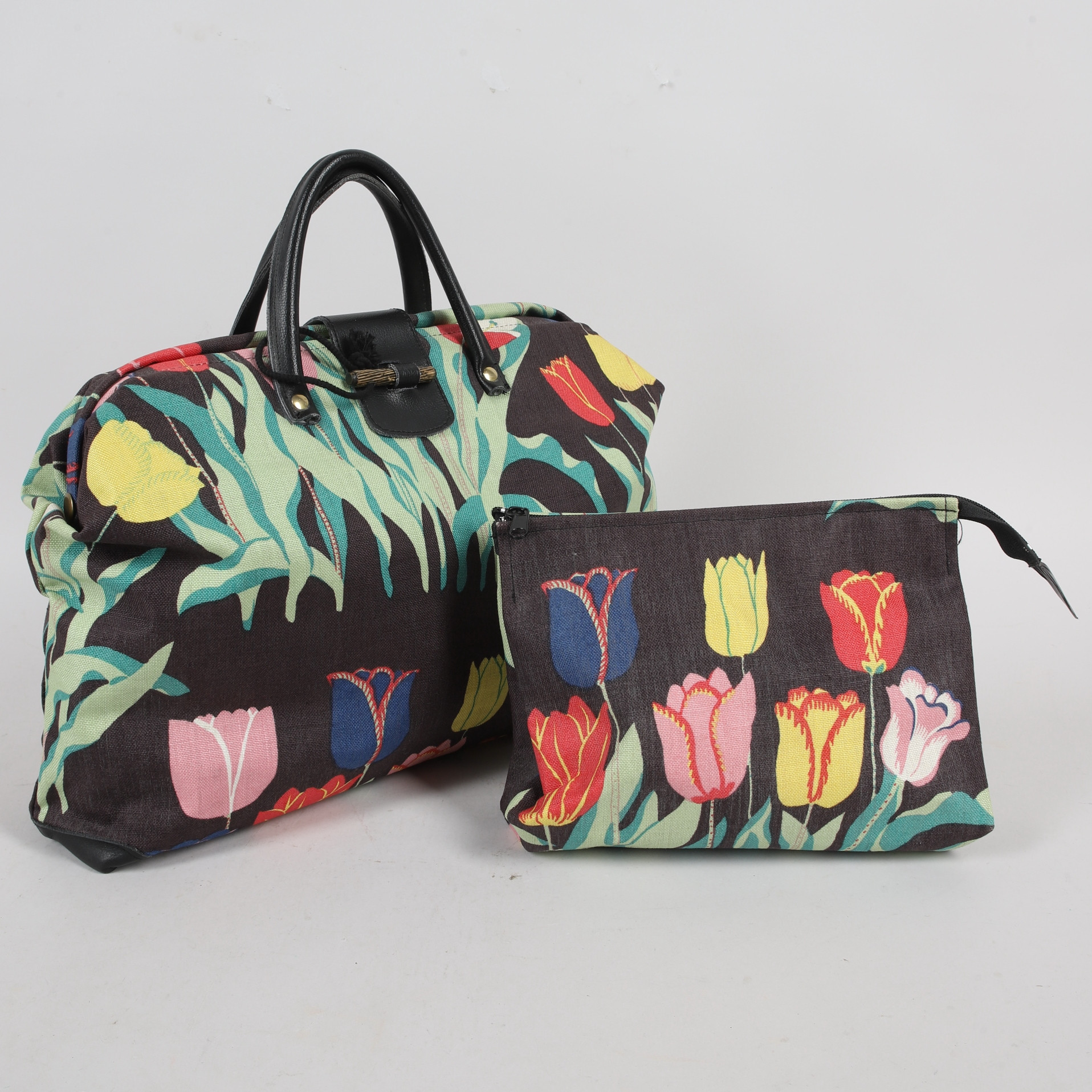 JOSEF FRANK. Väska och necessär, 2 delar, "Tulpanera", linnetyg och skinndetaljer, Firma Svenskt Tenn.
