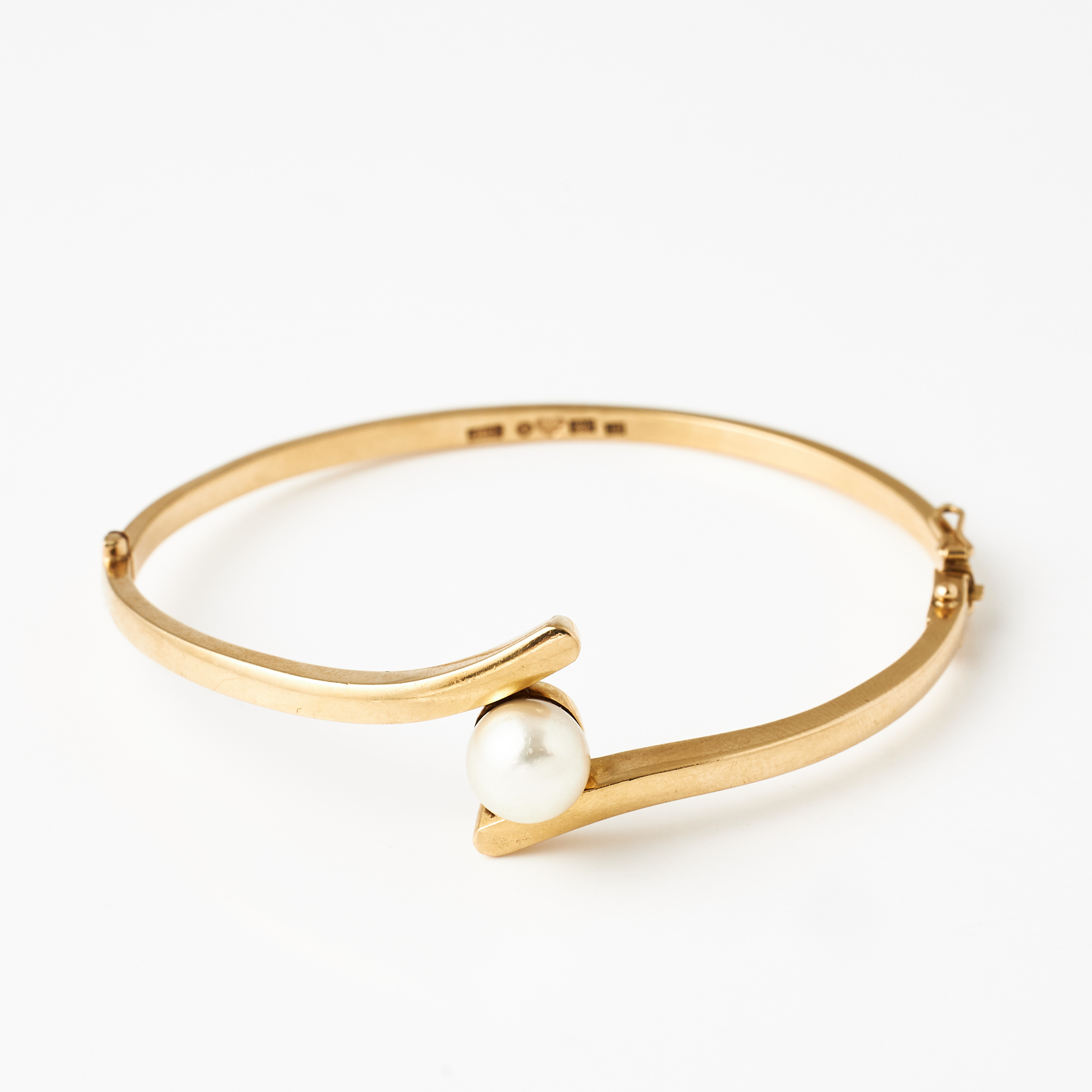 ARMRING, 18 k guld, odlad saltvattenspärla ca 8,4 mm, Gerdt Hartvig Sandqvist, Stockholm 1959.