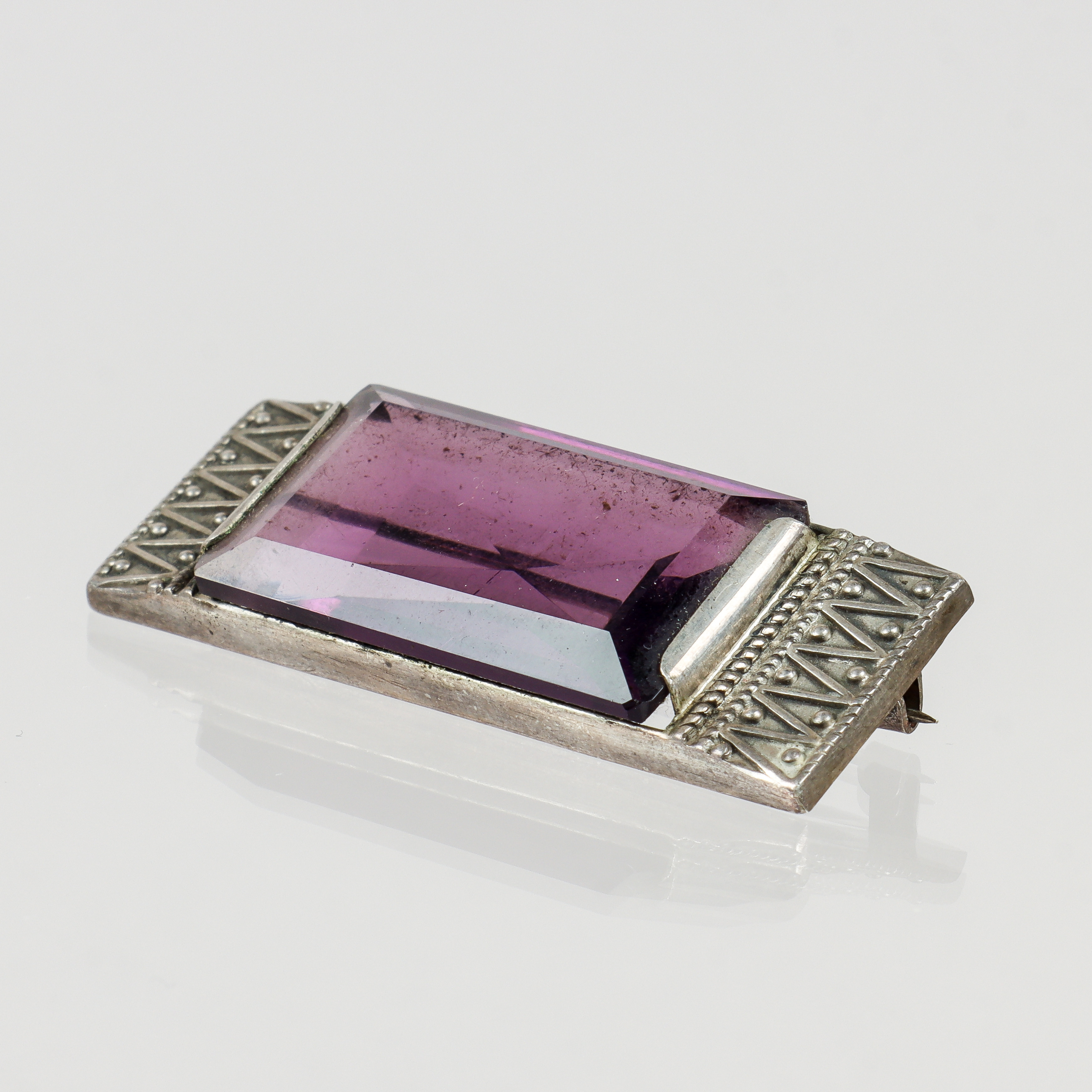 BROSCH, silver med facettslipad ametist, Sovjetunionen, 1900-talets andra hälft.