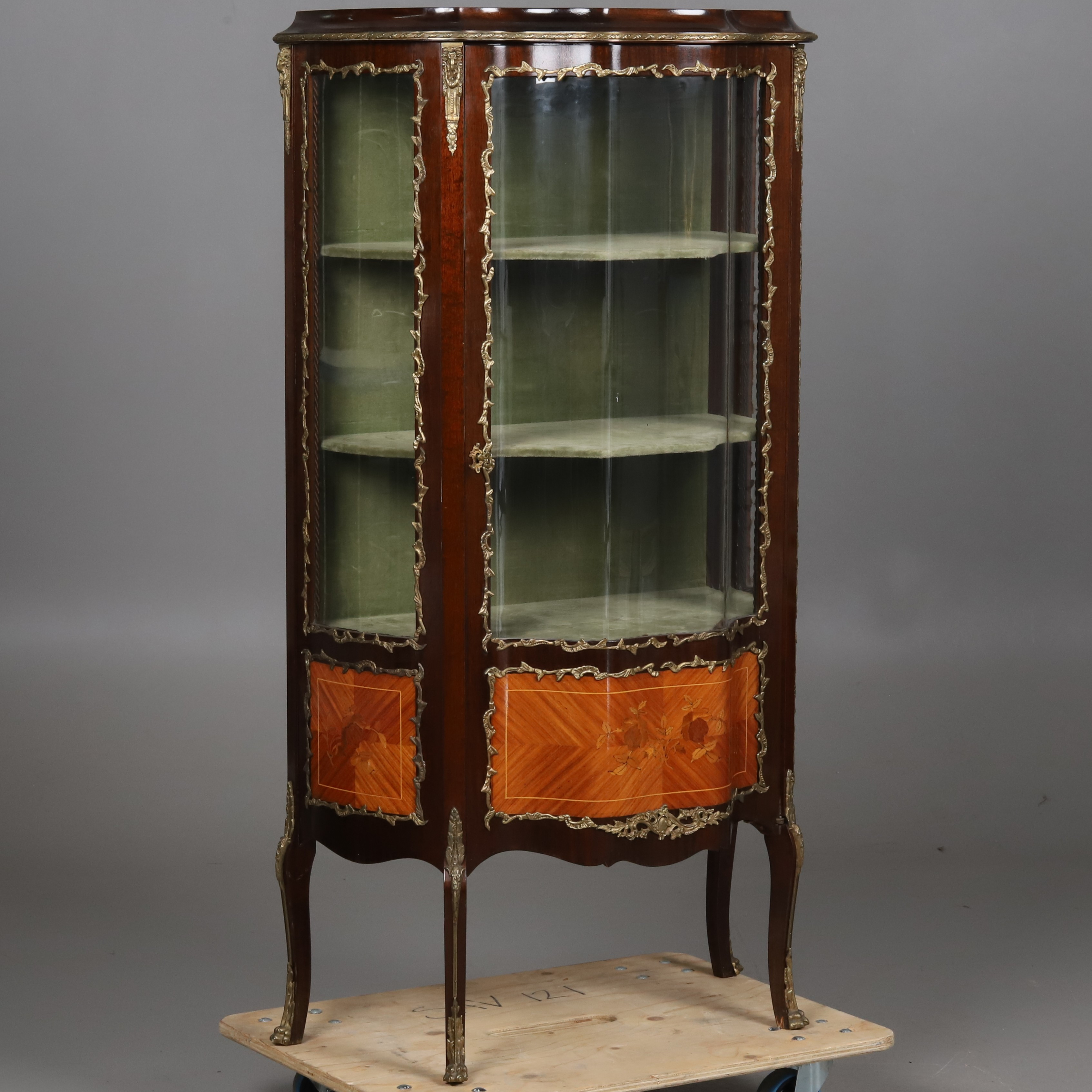 VITRINSKÅP, trä, välvt glas, Louis XVI stil, 1900-talets mitt.