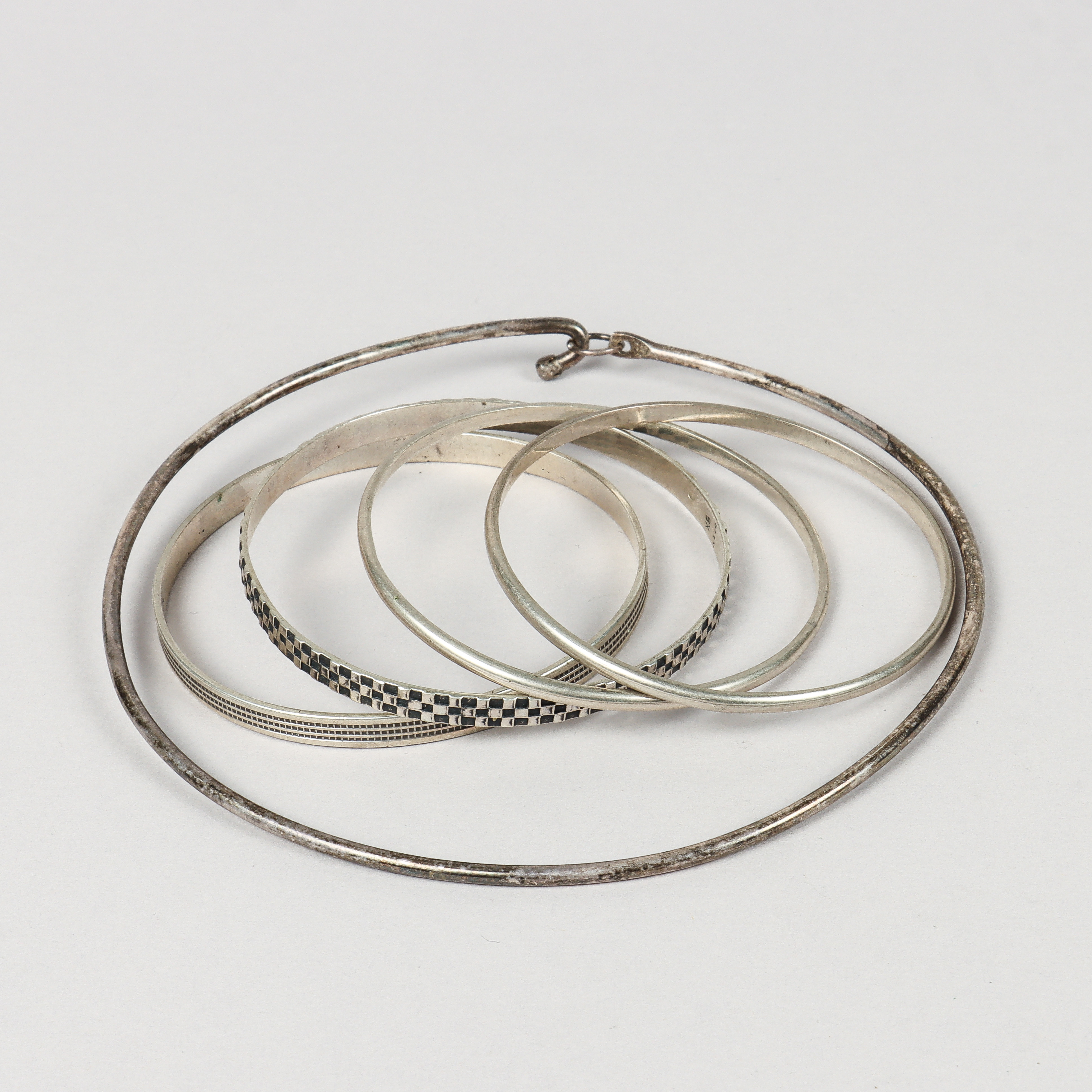 ARMRINGAR OCH HALSRING, silver.