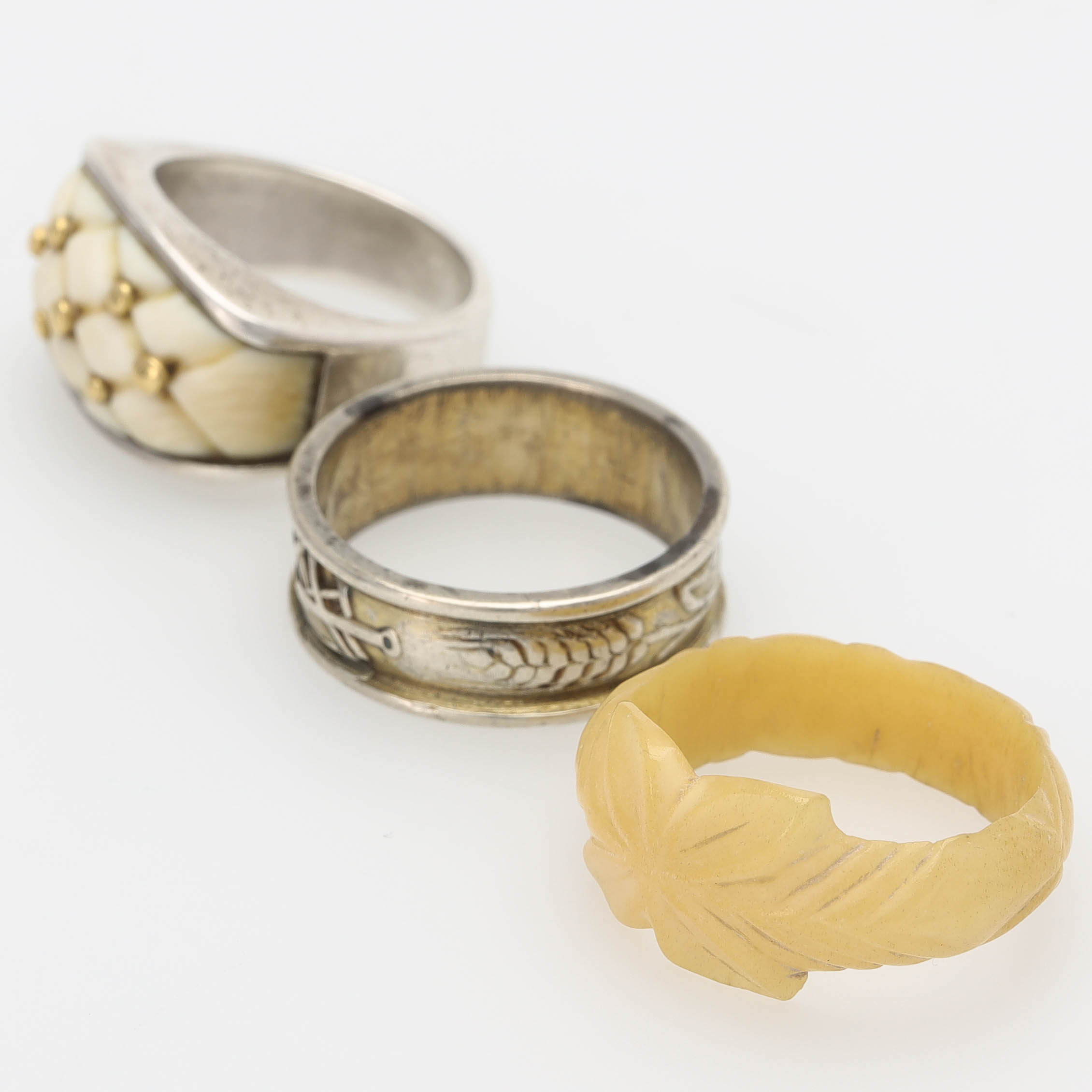 RINGAR, 3 st, silver samt horn, 1900-tal.