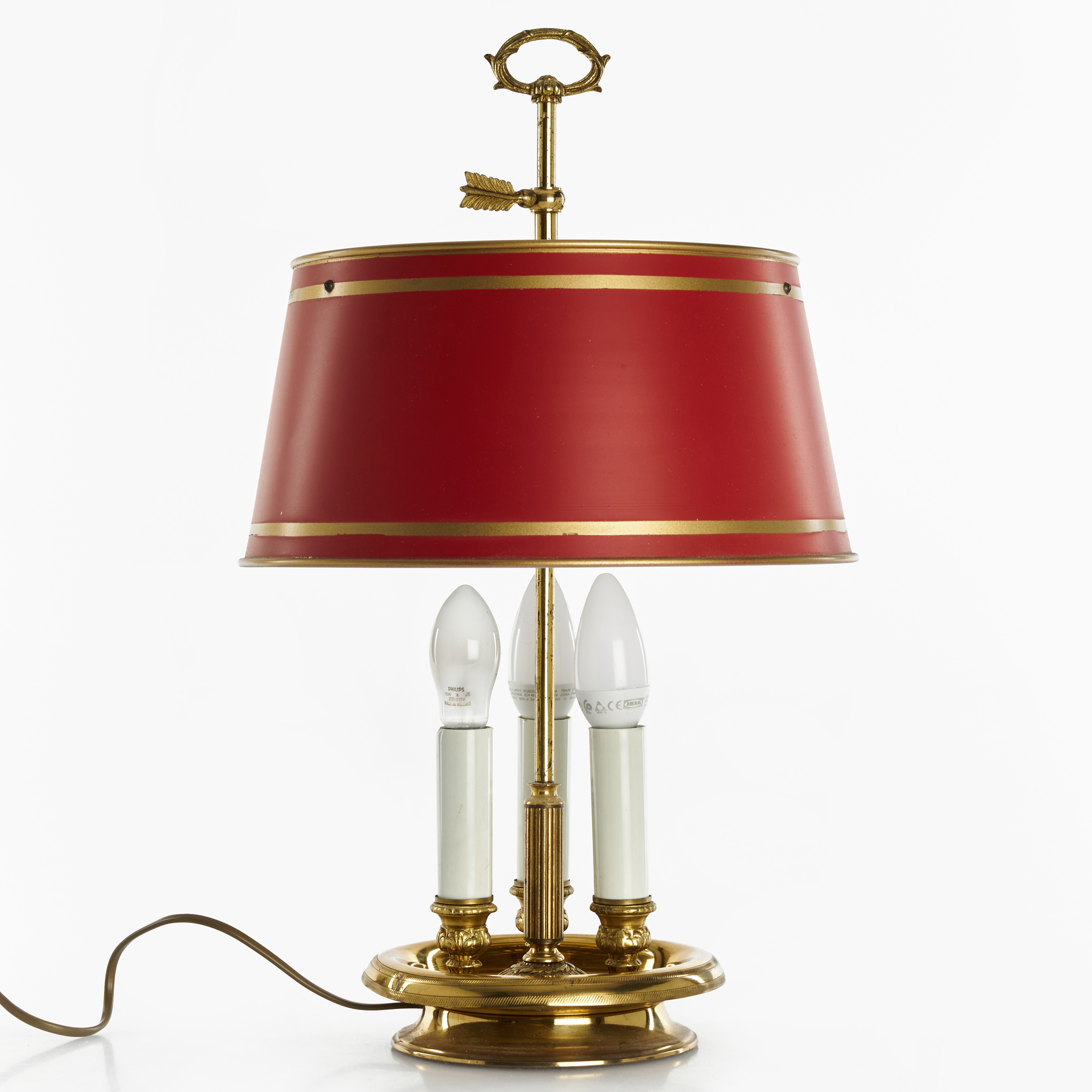 BORDLAMPA, engelsk stil, 1900-tal, mässing, skärm i rödlackerad plåt med ställbar höjd.