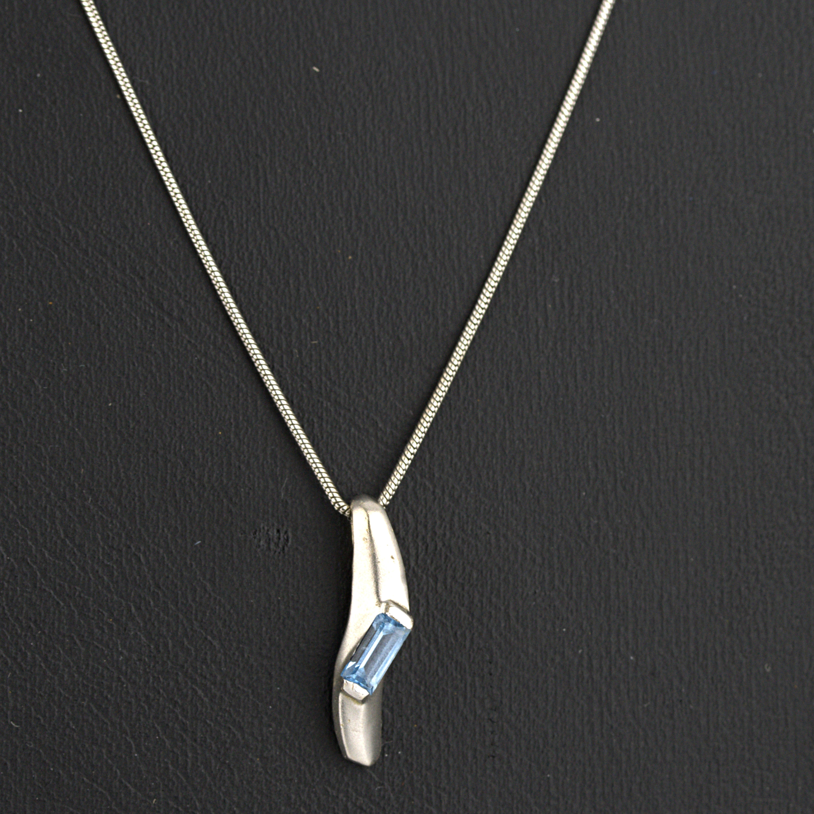 HALSBAND, hänge med liten baguetteslipad akvamarin, vitguld 14k, stämplad 585.