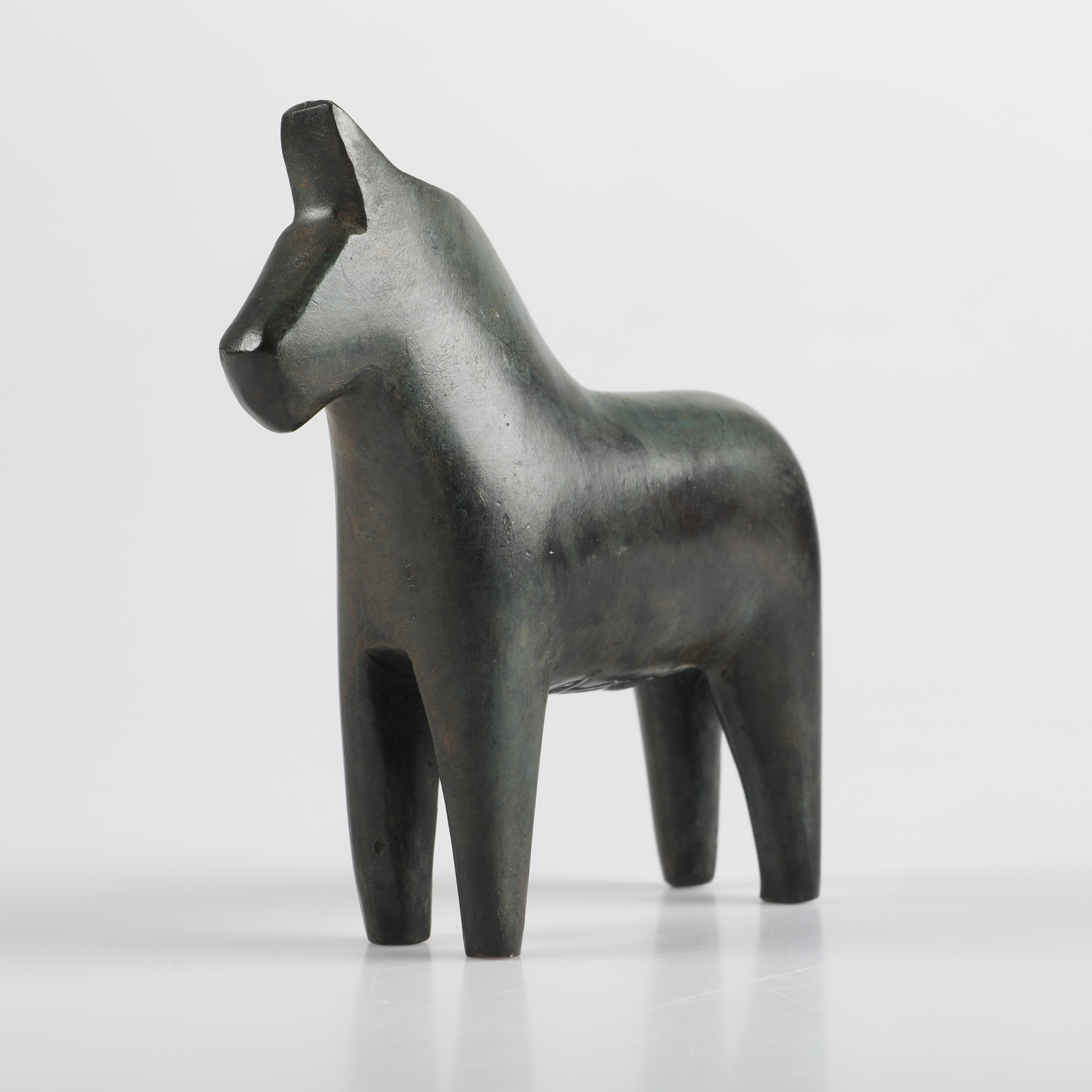 ANDREAS WARGENBRANT. Skulptur, dalahäst, grönpatinerad brons, gjutarstämpel och signatur.