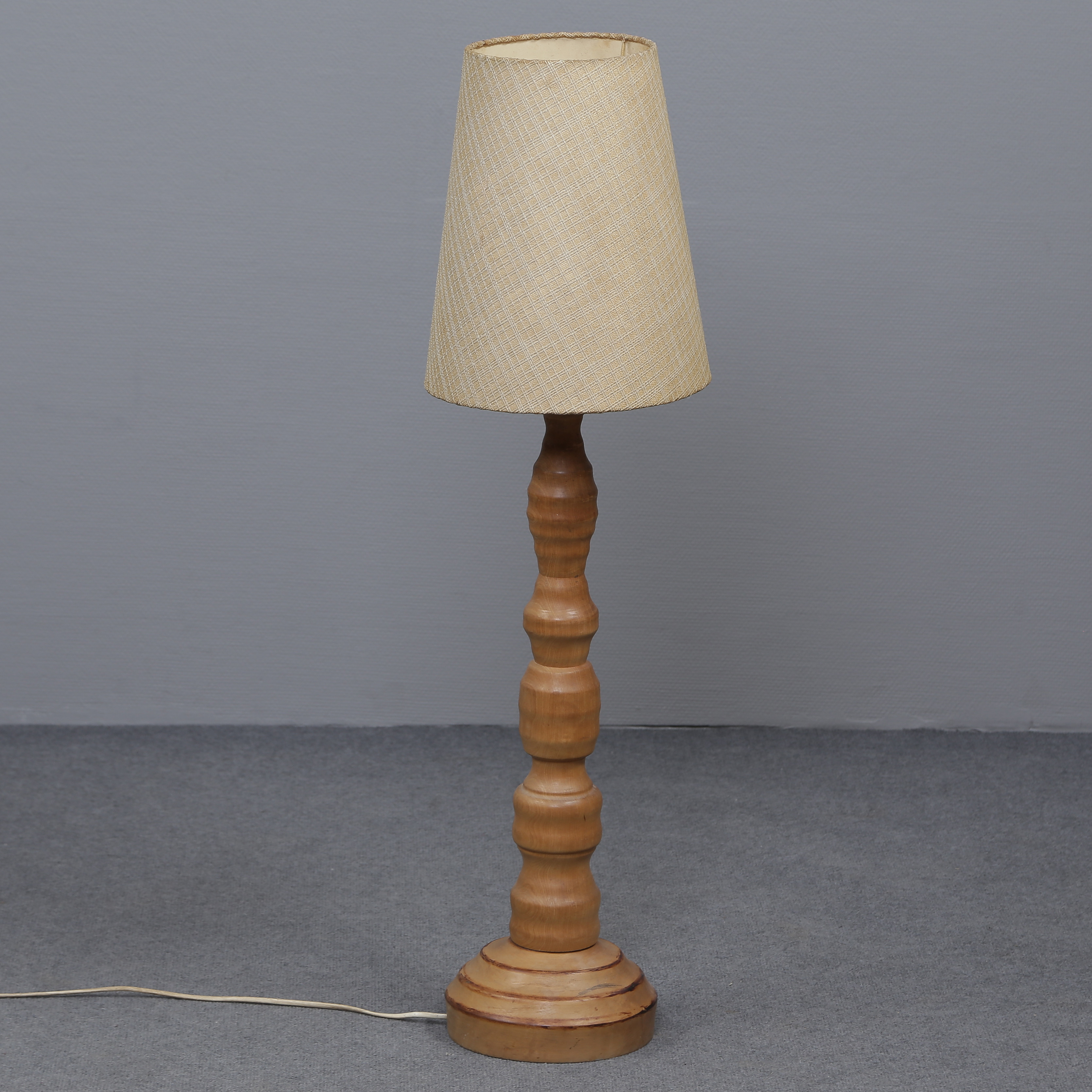 GOLVLAMPA (104 CM) 1900-TALETS ANDRA HÄLFT.
