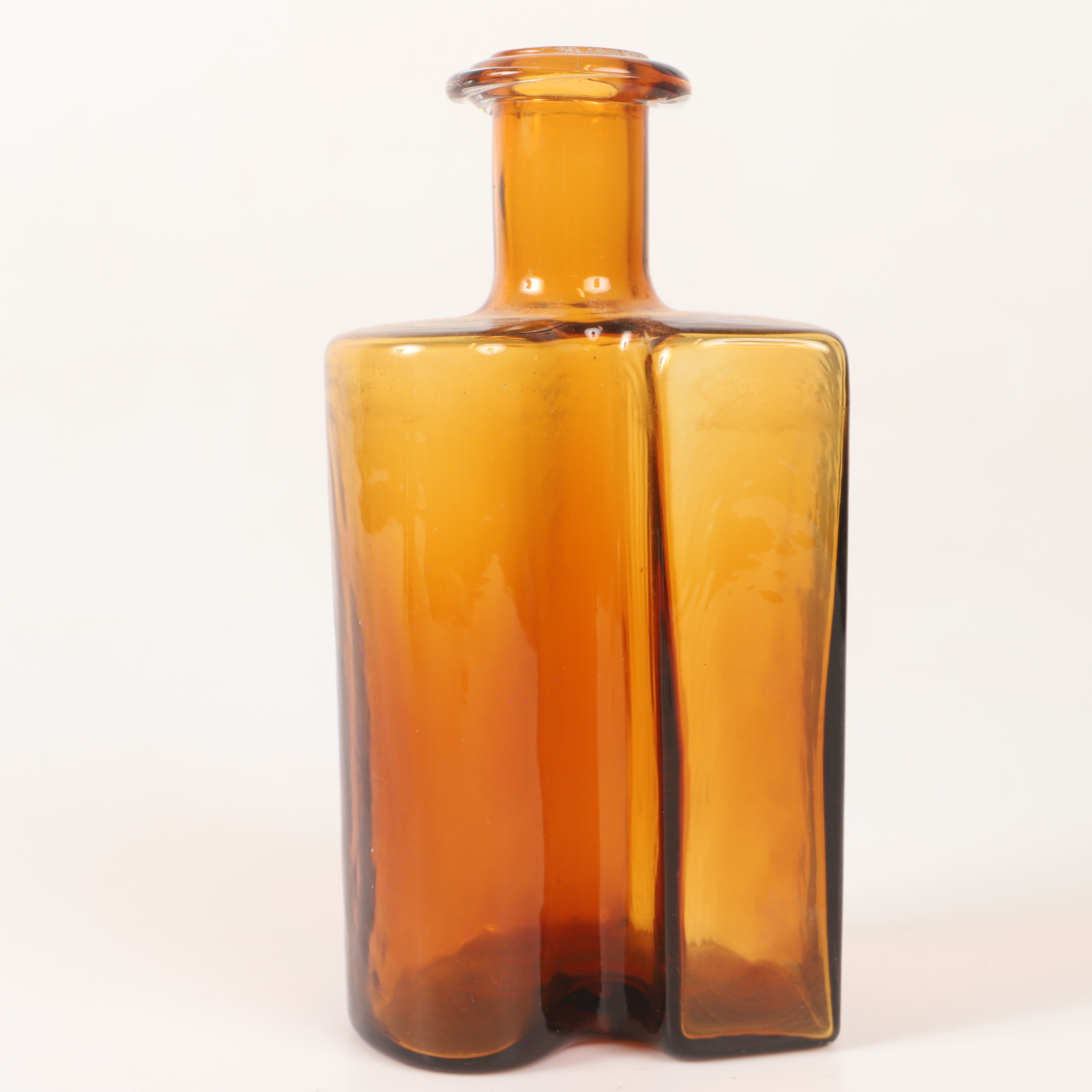 HJÖRDIS OLSSON/CHARLOTTE RUDE. Flaska, brunt glas, för Holmegaard, 1970-tal.