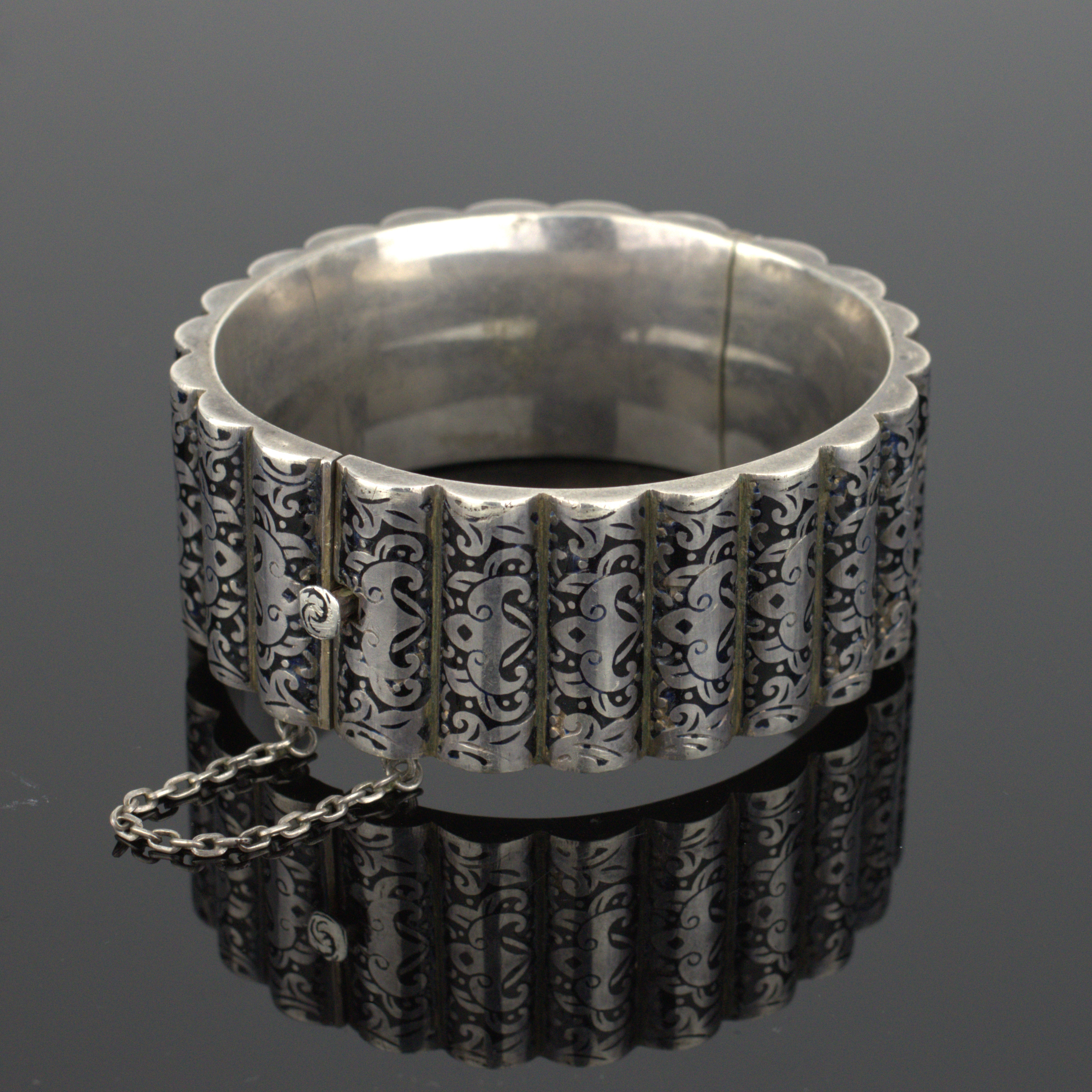 ARMBAND, stelt, silver emalj, öppningsbart med säkerhetskedja, Topazio, Portugal.