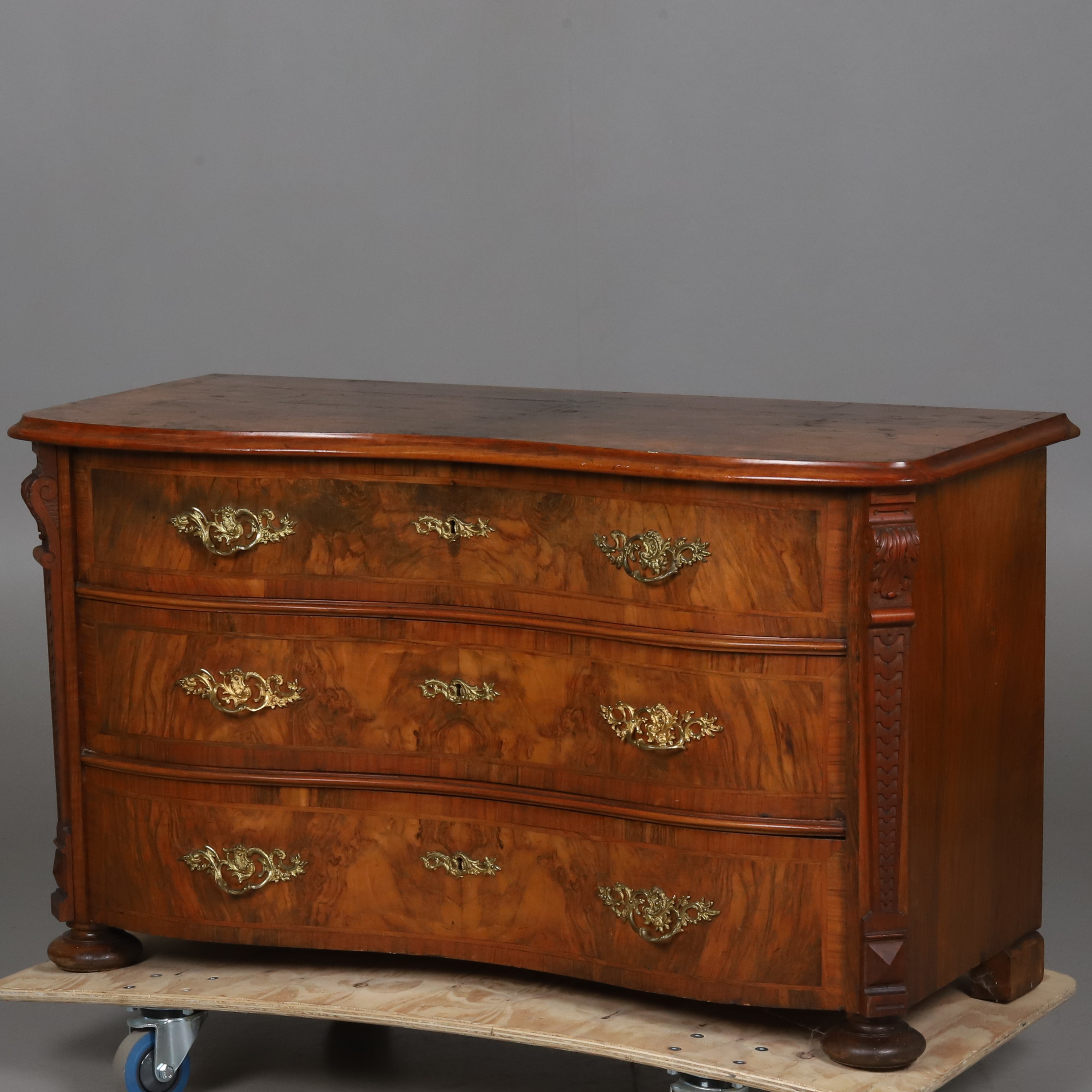 BYRÅ. Fanerat i olika träslag med mässingsdetaljer, senbarockstil, 1800-talets andra hälft.