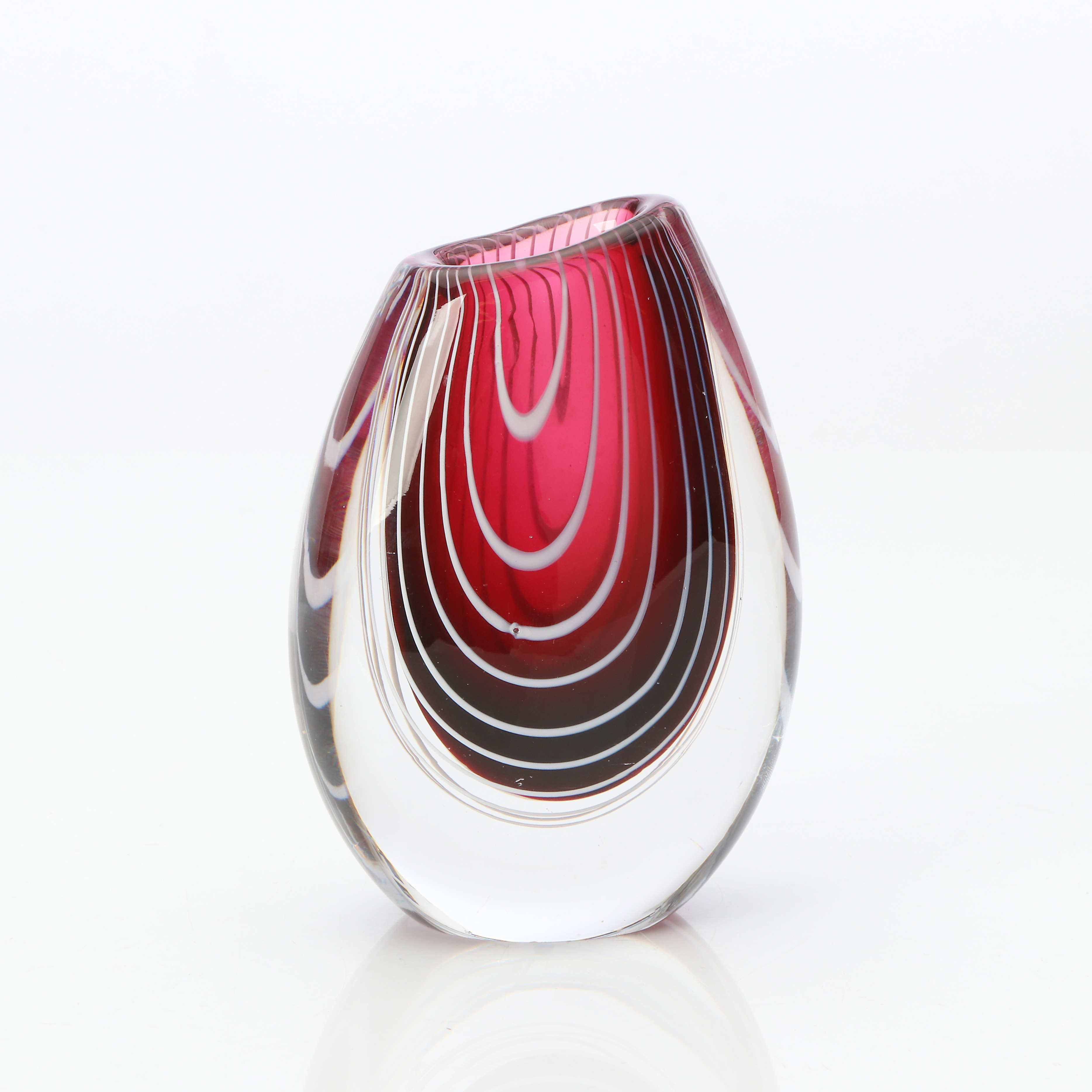 VICKE LINDSTRAND. VAS. Konstglas. Signerad: Kosta LH 1116.