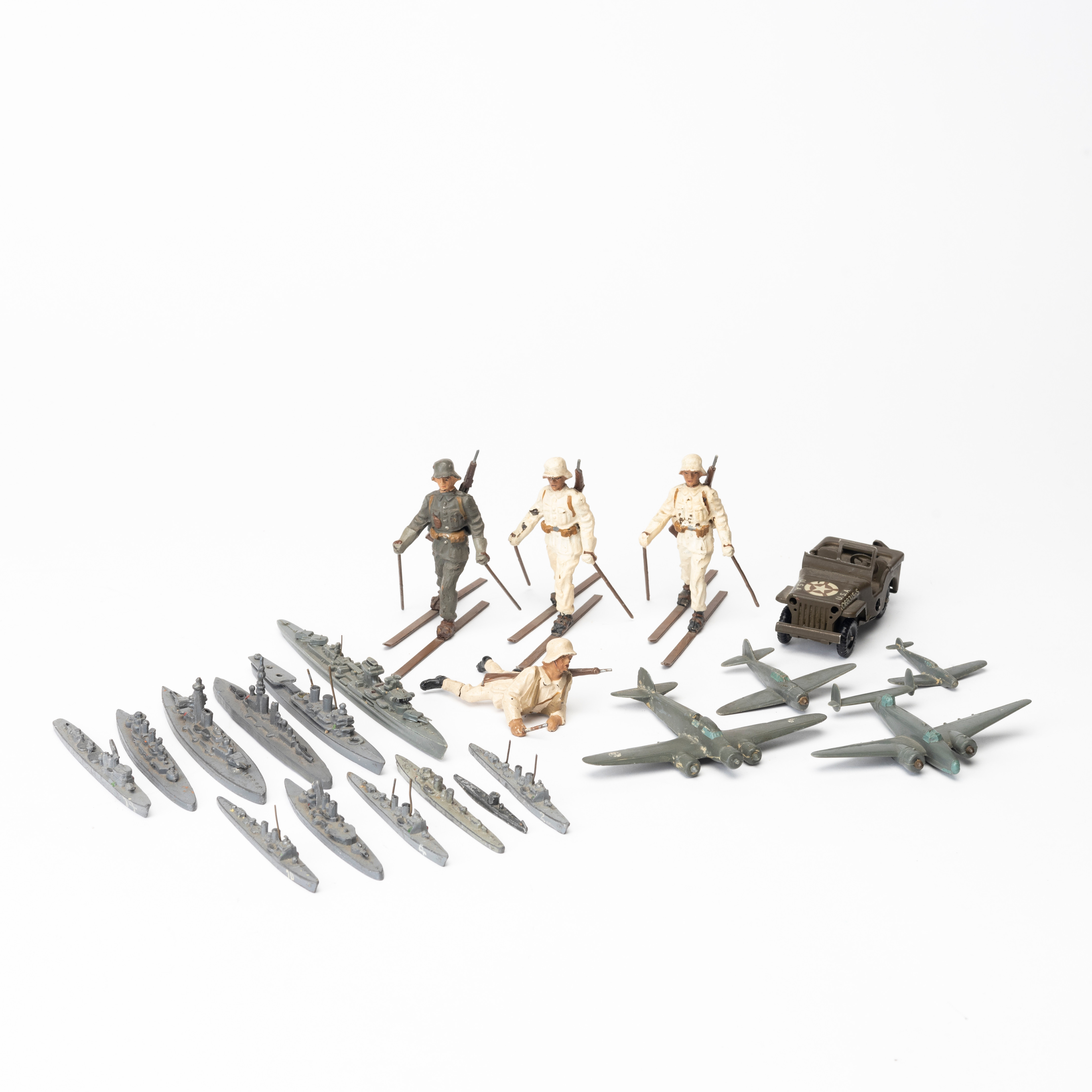 FIGURER/SOLDATER, 4 st, Lineol, FLYGPLAN, 4 st, MILITÄRJEEP samt STRIDSFARTYG, 12 st, plast och metall, 1900-tal.