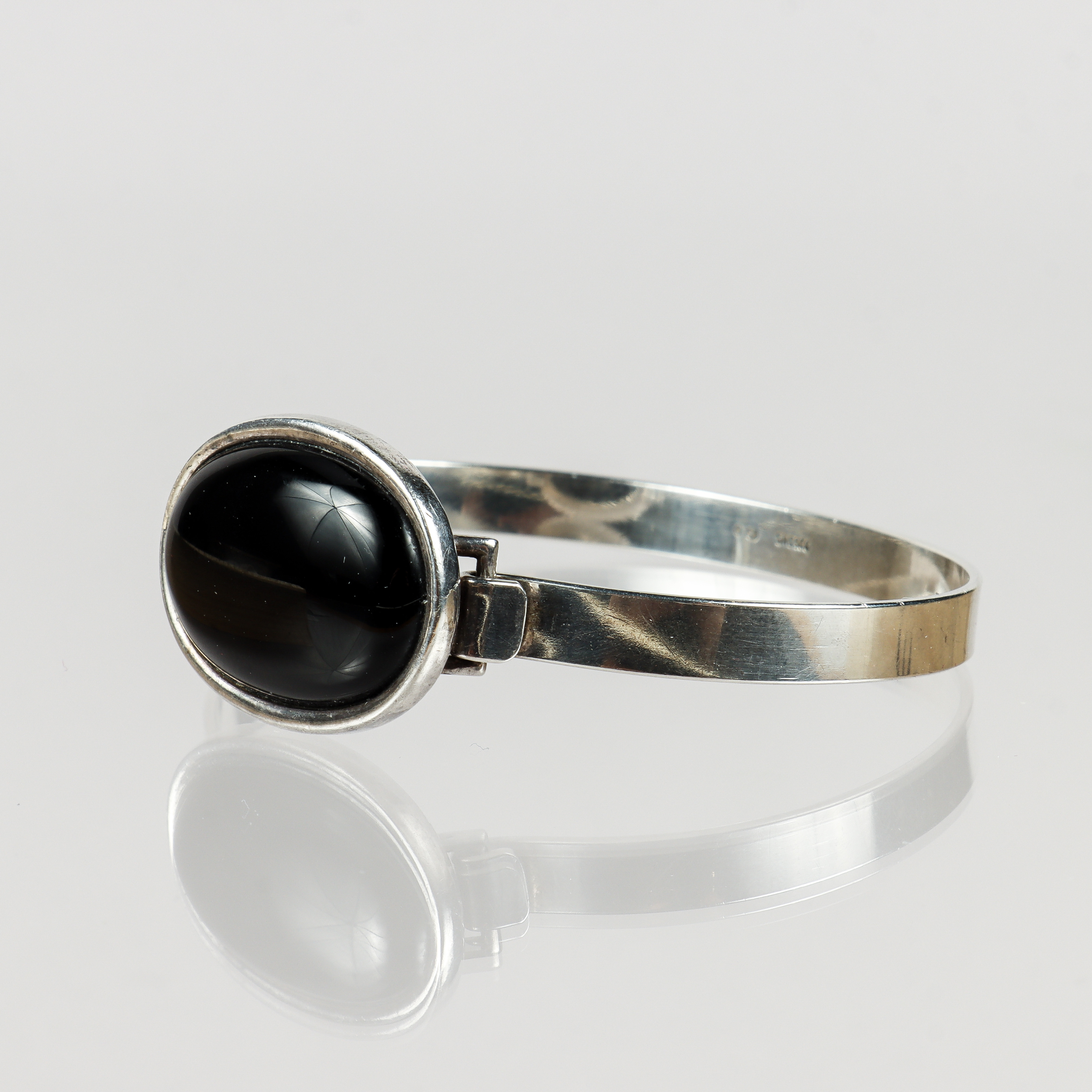 HERMANN SIERSBOL. Armring, sterlingsilver med svart onyx, Danmark.