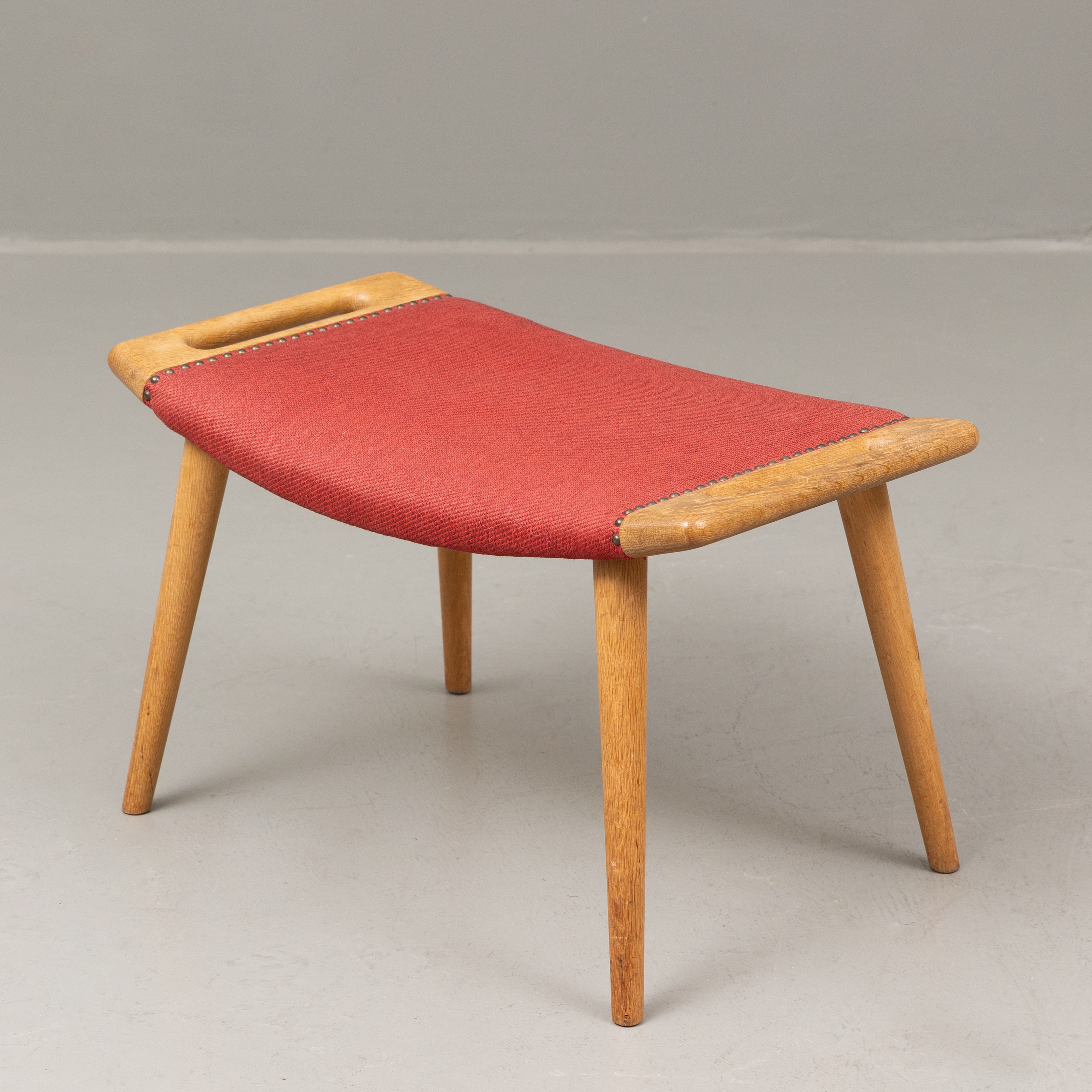HANS J WEGNER. Fotpall i ek, tillhörande Bamse-fåtöljen, 1900-talets andra hälft.