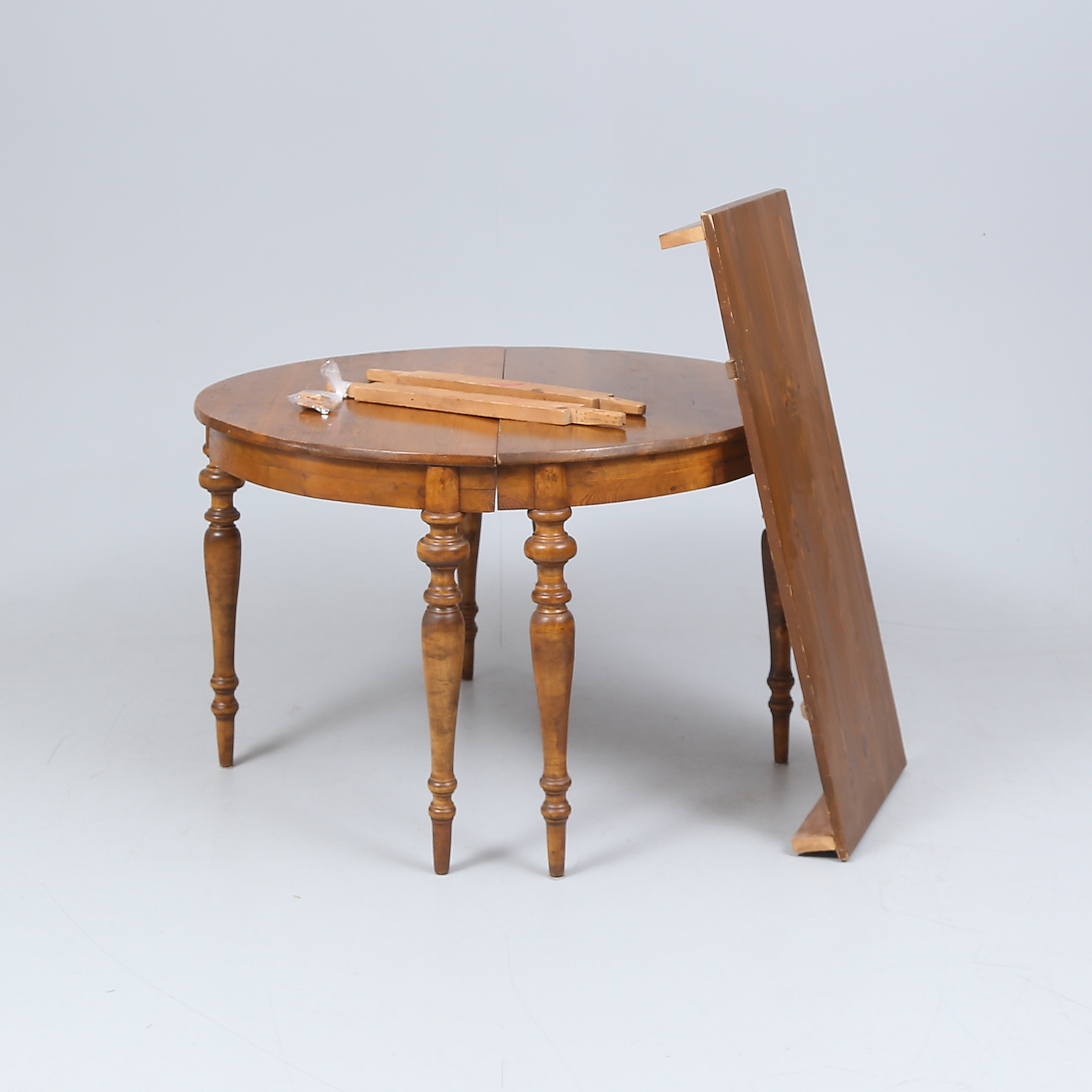 MÅNBORD, ett par, 1800-talets andra hälft.