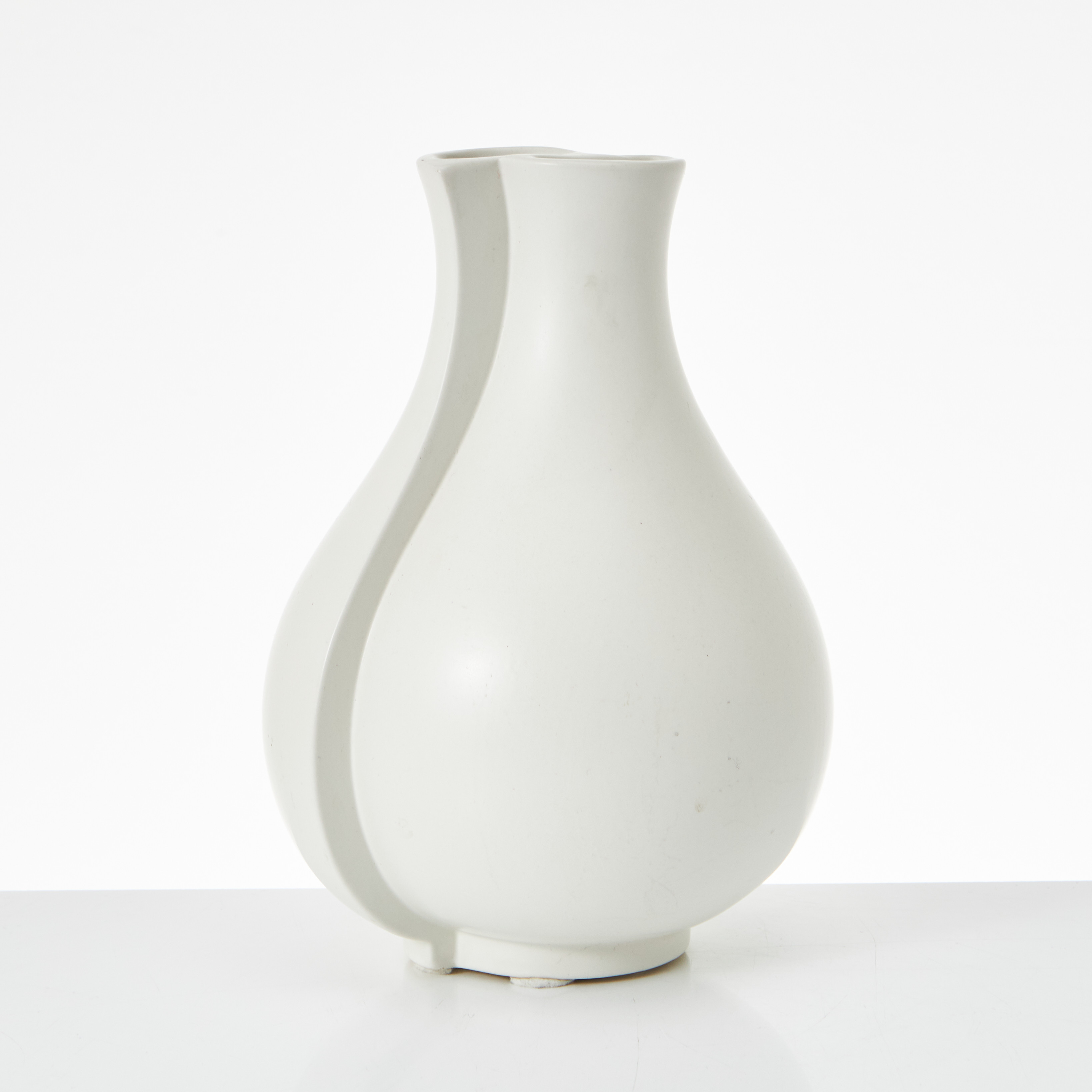 WILHELM KÅGE. (Sverige, 1889–1960). Vas, "Surrea", vitglaserat stengods, signerad, Gustavsberg Studio.