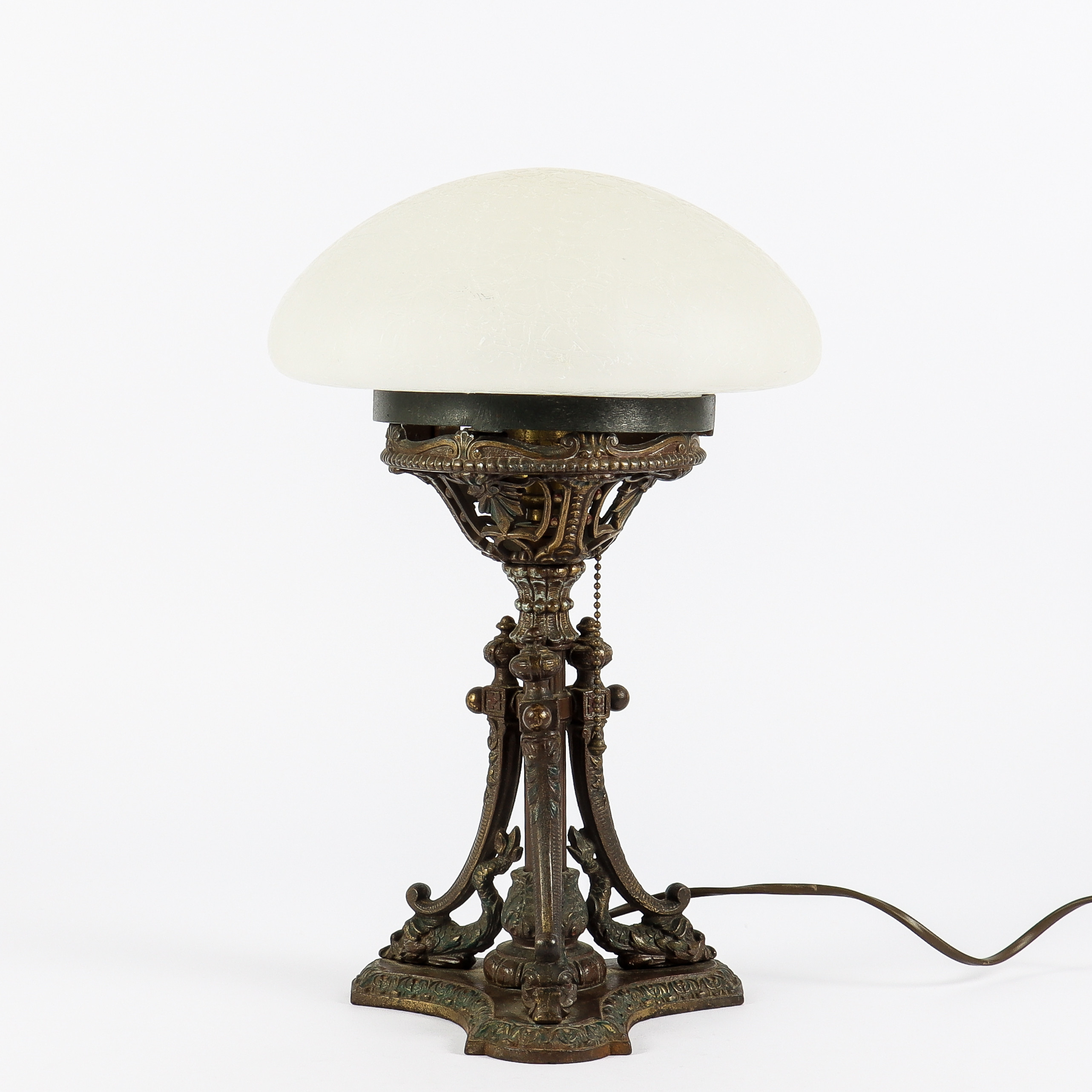 BORDSLAMPA, gjuten metall, kupa i glas, 1900-talets första hälft.
